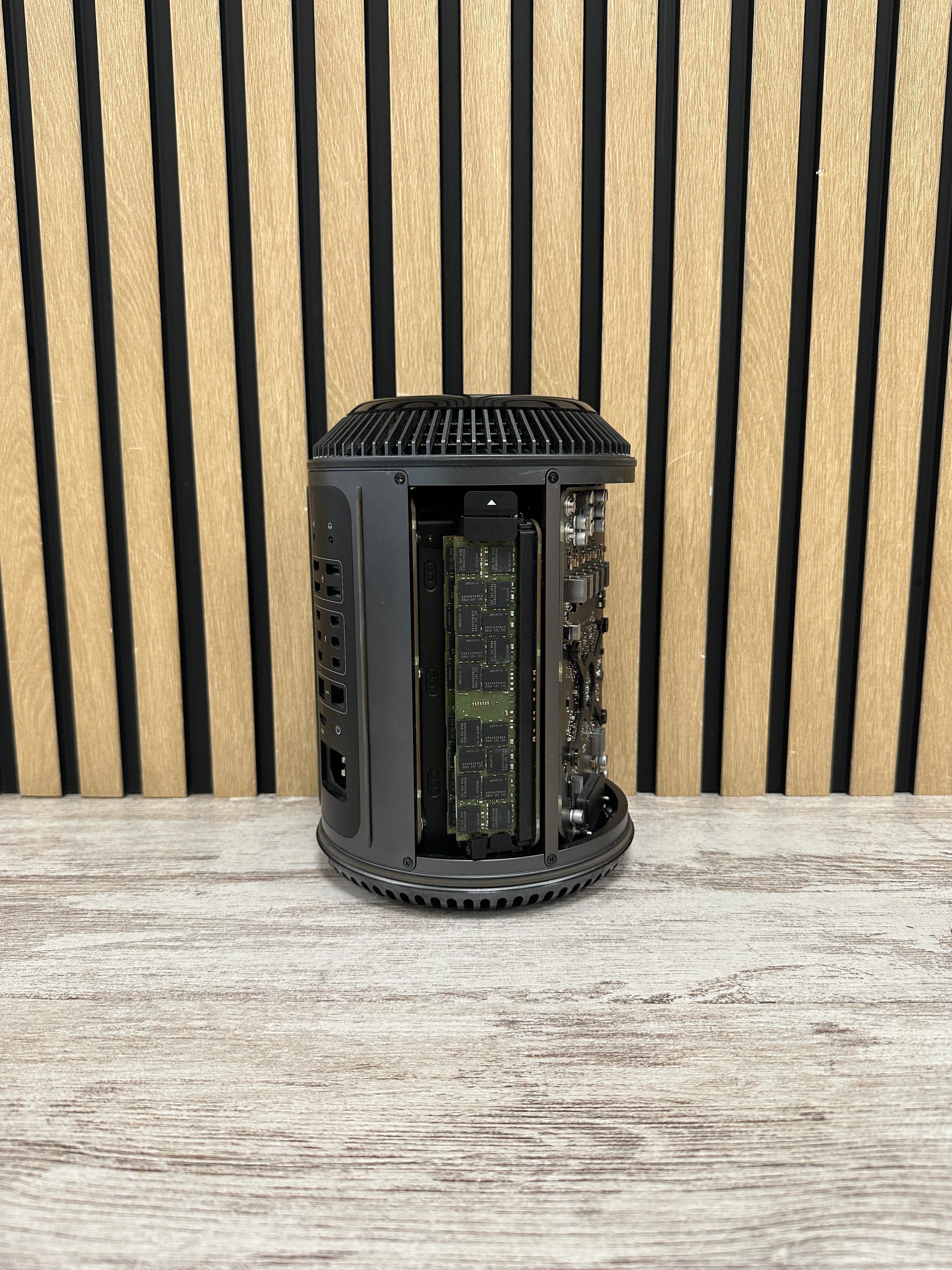 Mac Pro 2013 D300 Xeon E5-1620v2 3.7GHz (Total: 4 núcleos) 64GB 1TB SSD