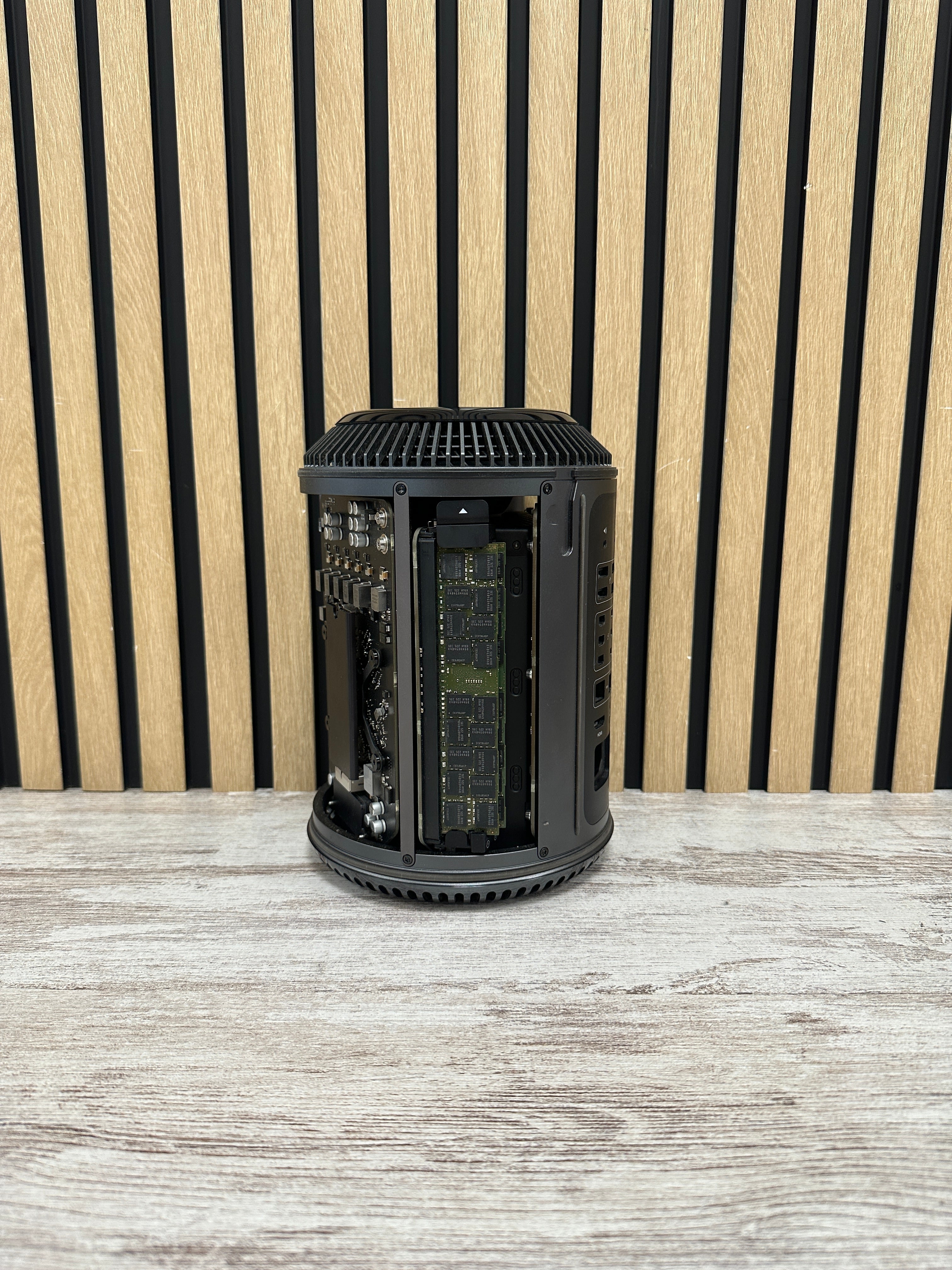Mac Pro 2013 D300 Xeon E5-1620v2 3.7GHz (Total: 4 núcleos) 64GB 1TB SSD