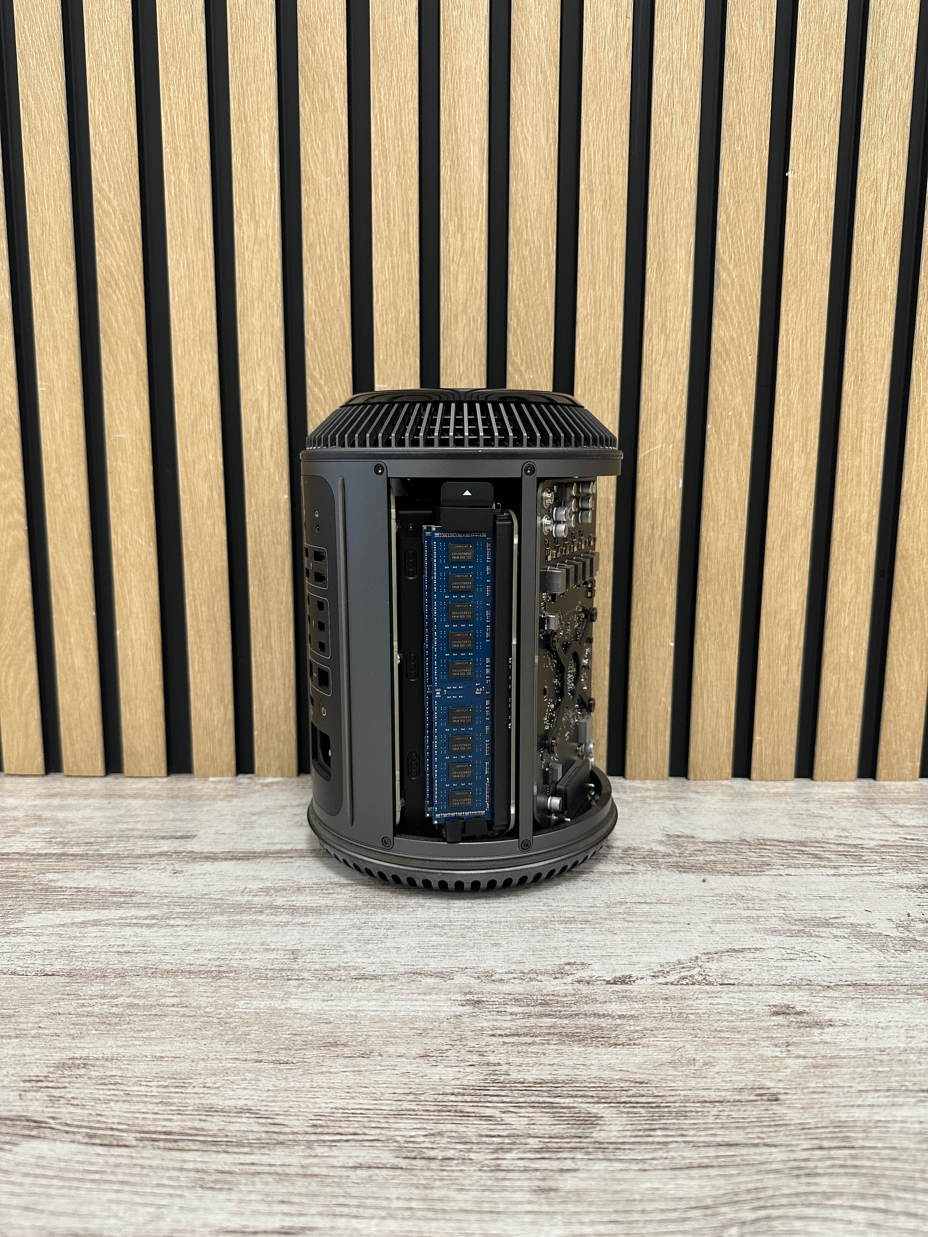 Mac Pro 2013 D300 Xeon E5-1620v2 3.7GHz (Total: 4 núcleos) 64GB 1TB SSD