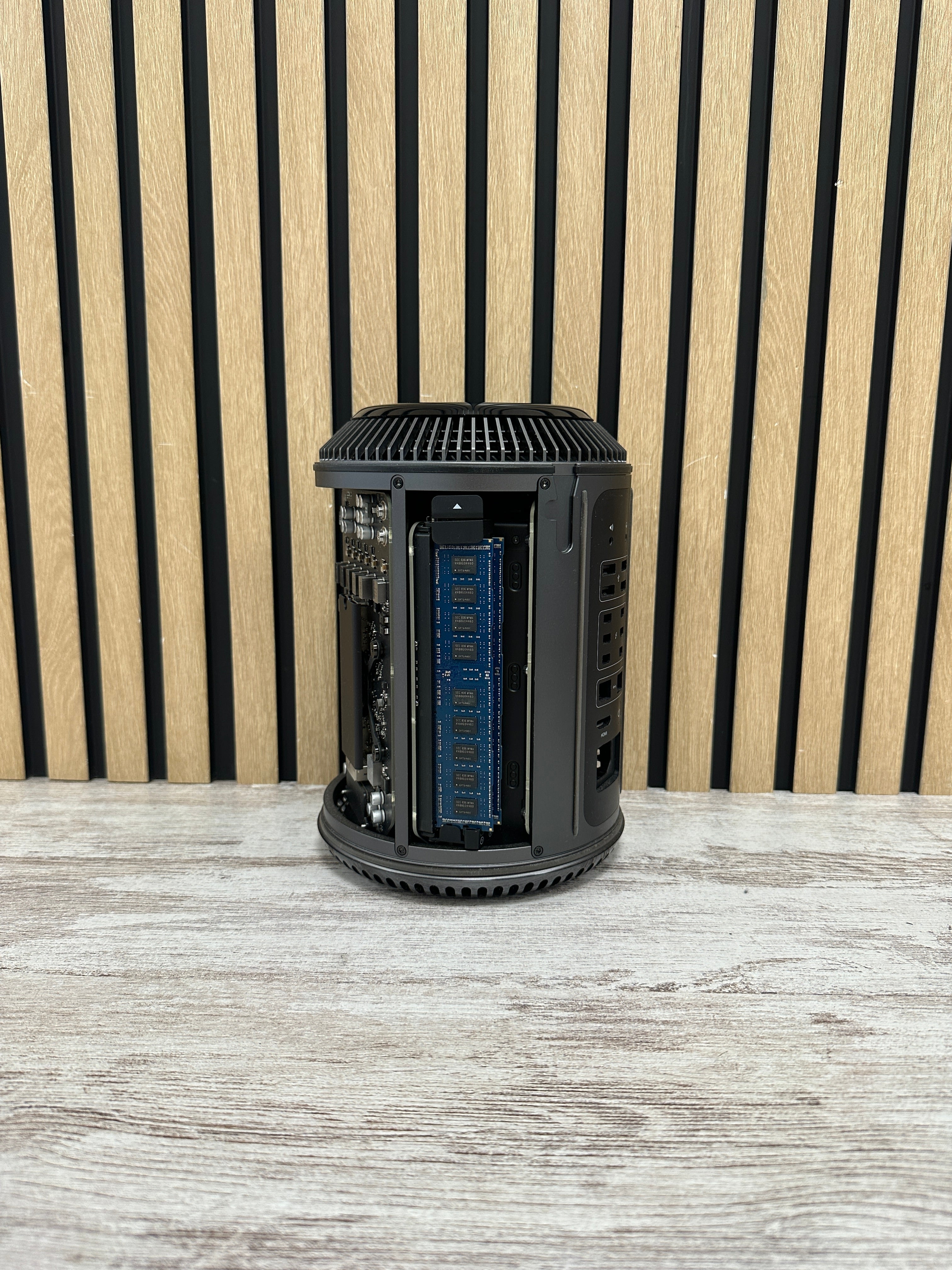Mac Pro 2013 D300 Xeon E5-1620v2 3.7GHz (Total: 4 núcleos) 64GB 1TB SSD
