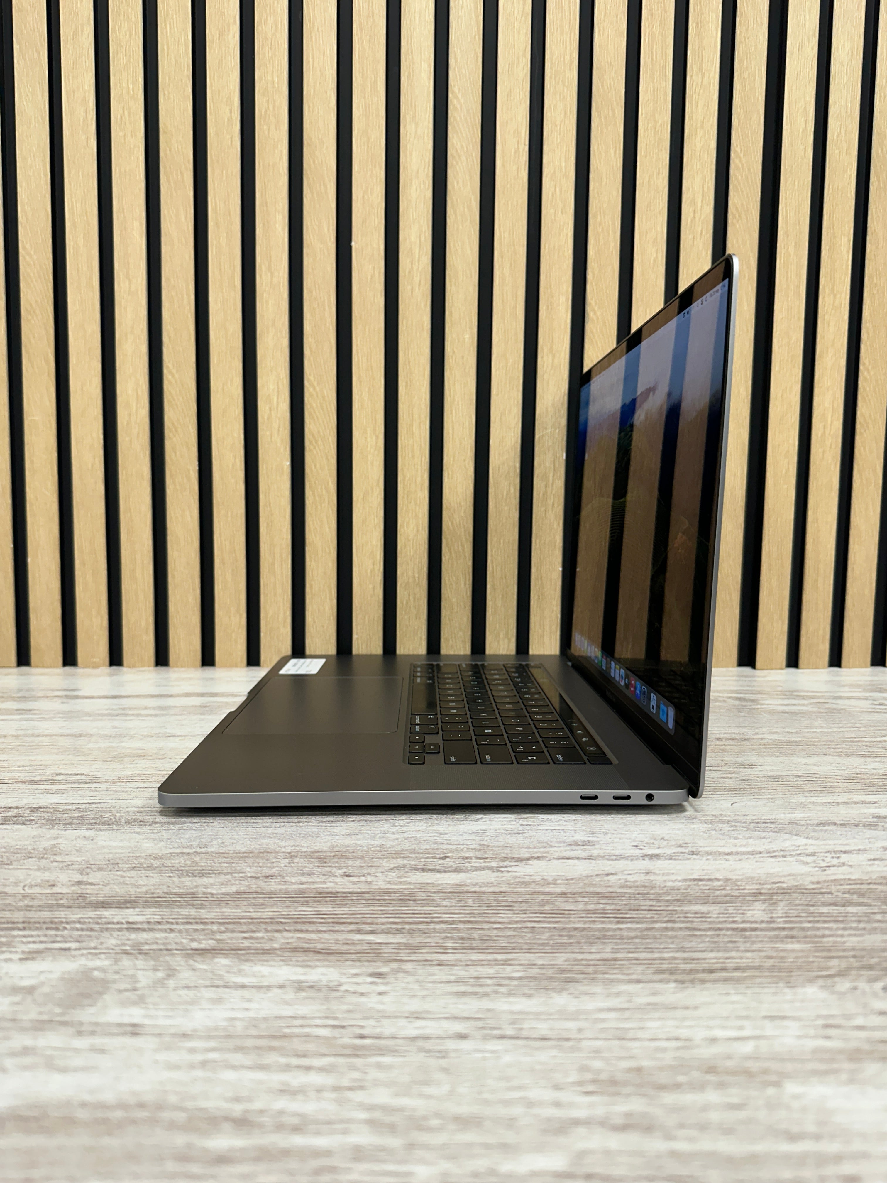 PRO 16 2019 Core i9 9980HK 2.4GHz (Total: 8 núcleos) 16GB 500GB SSD