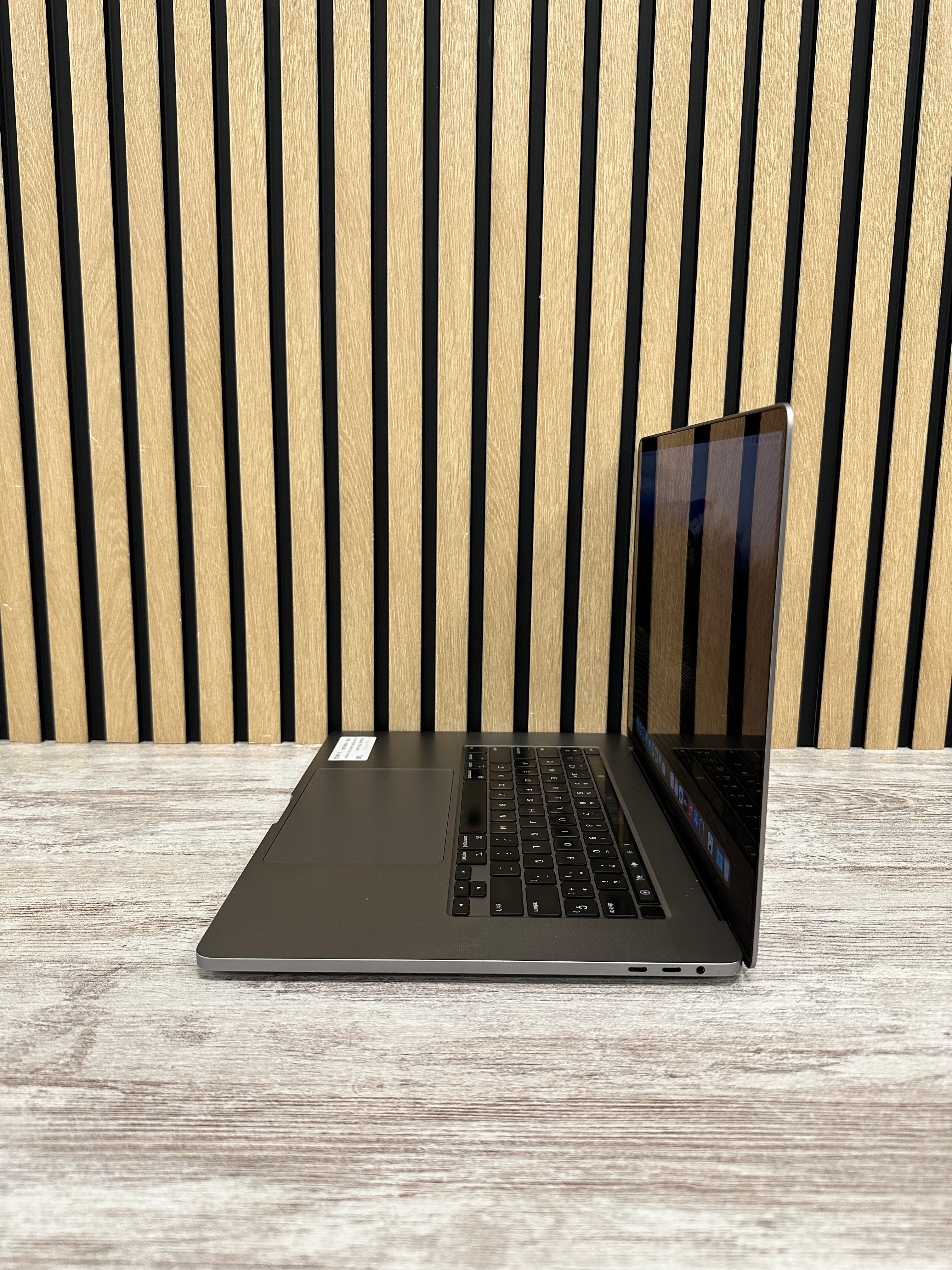PRO 16 2019 Core i9 9980HK 2.4GHz (Total: 8 núcleos) 16GB 500GB SSD