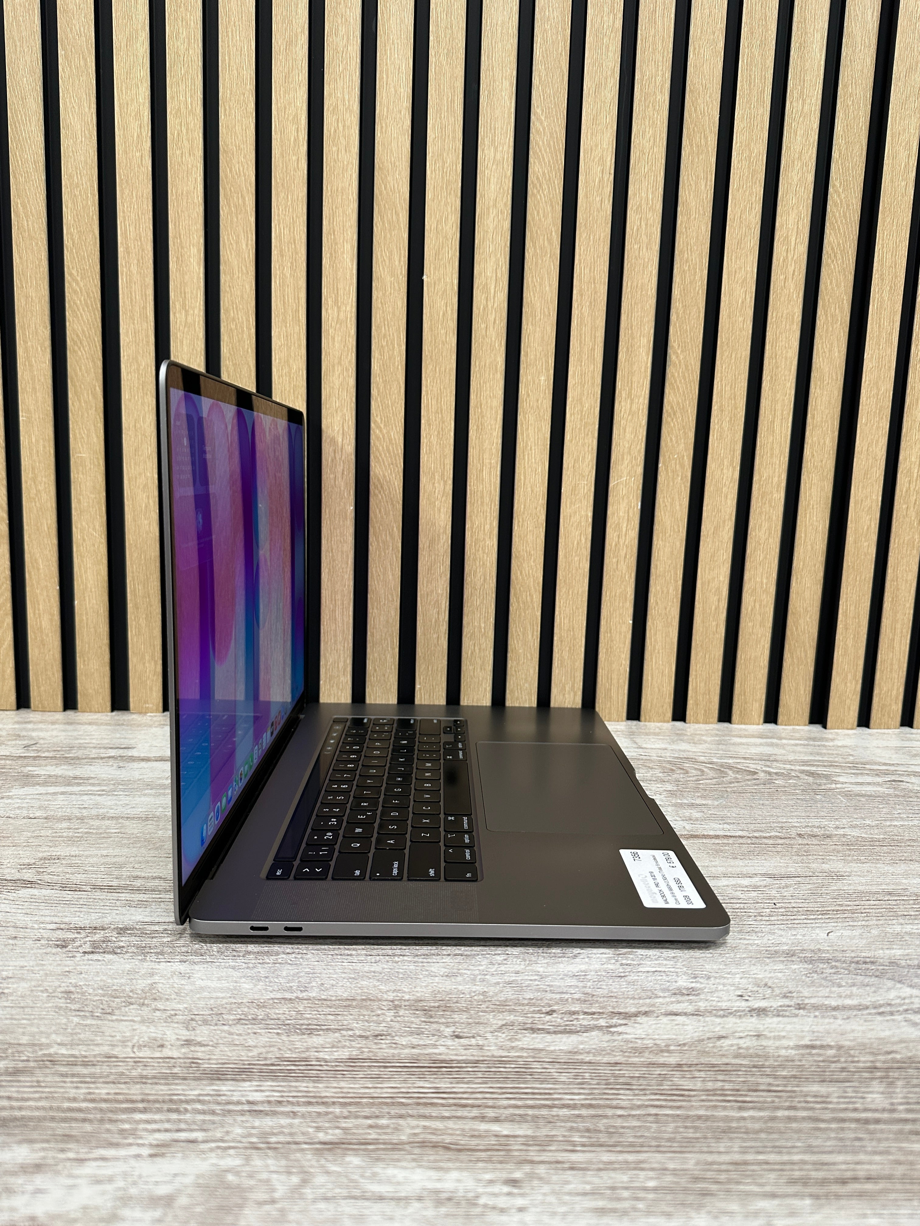 PRO 16 2019 Core i9 i9-9880H 2.3GHz (Total: 8 núcleos) 32GB 1TB SSD - Moyacell