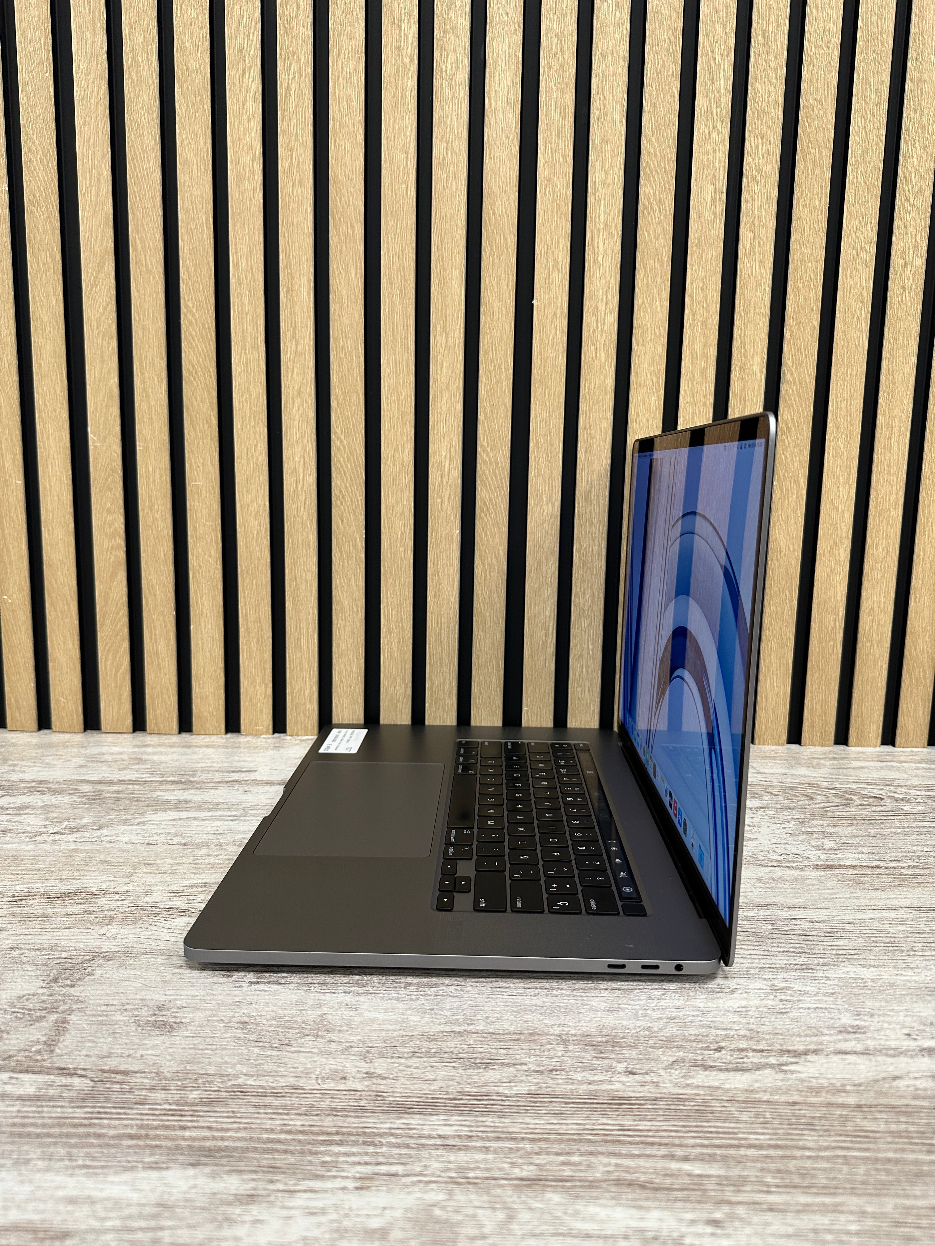 PRO 16 2019 Core i9 9980HK 2.4GHz (Total: 8 núcleos) 16GB 500GB SSD