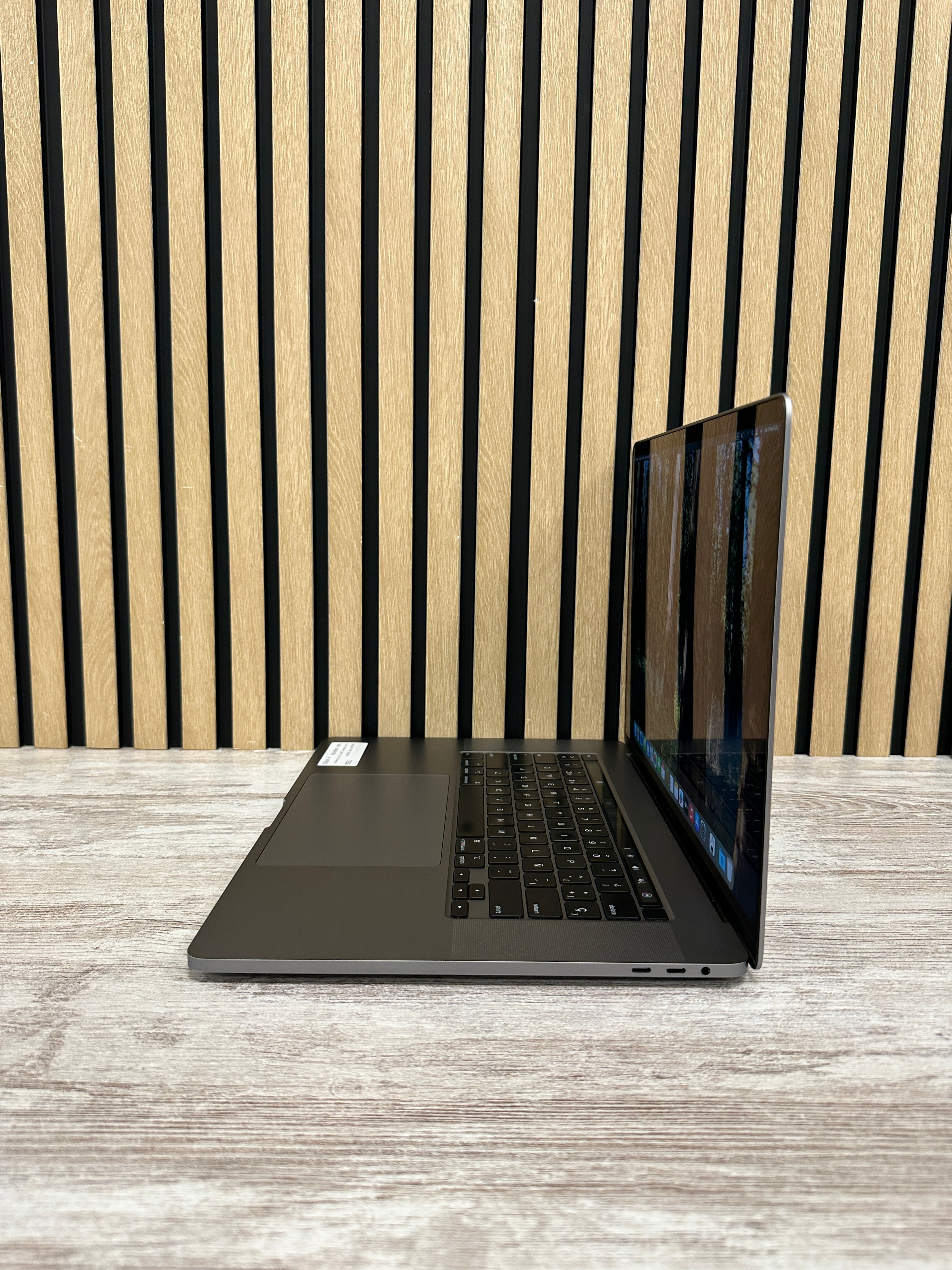 PRO 16 2019 Core i9 9980HK 2.4GHz (Total: 8 núcleos) 16GB 500GB SSD