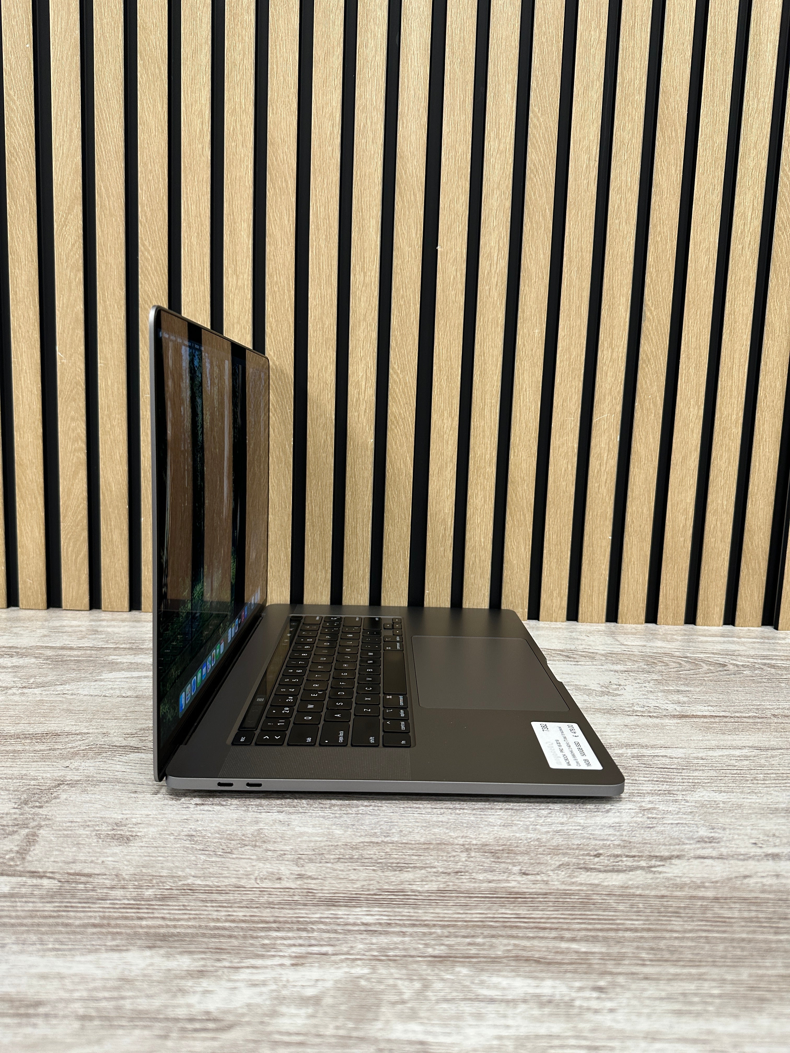 PRO 16 2019 Core i9 9980HK 2.4GHz (Total: 8 núcleos) 16GB 500GB SSD