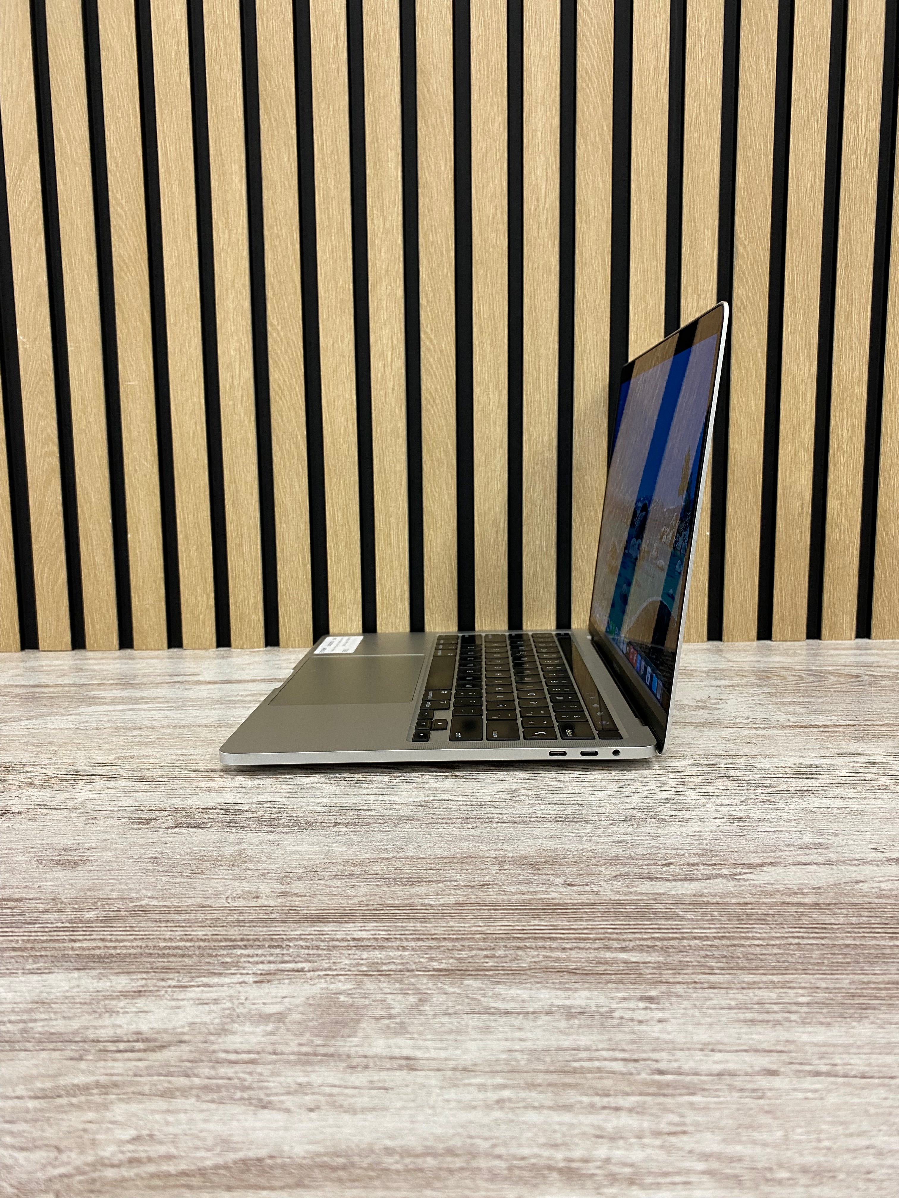 MacBook Pro 13" 2020 i5 16gb 512gb SSD