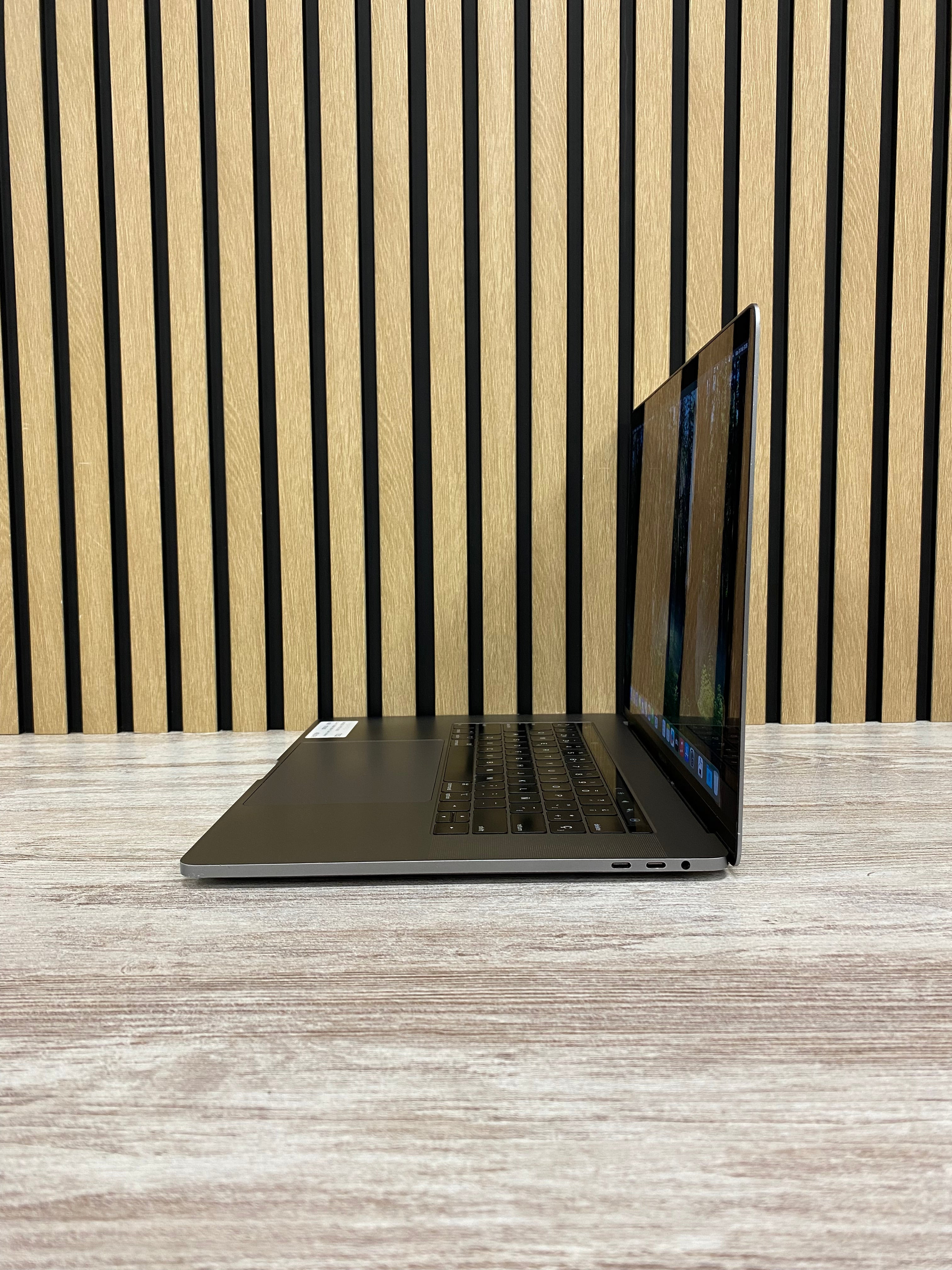 MacBook Pro 15" 2018 i7 16gb 1tb SSD