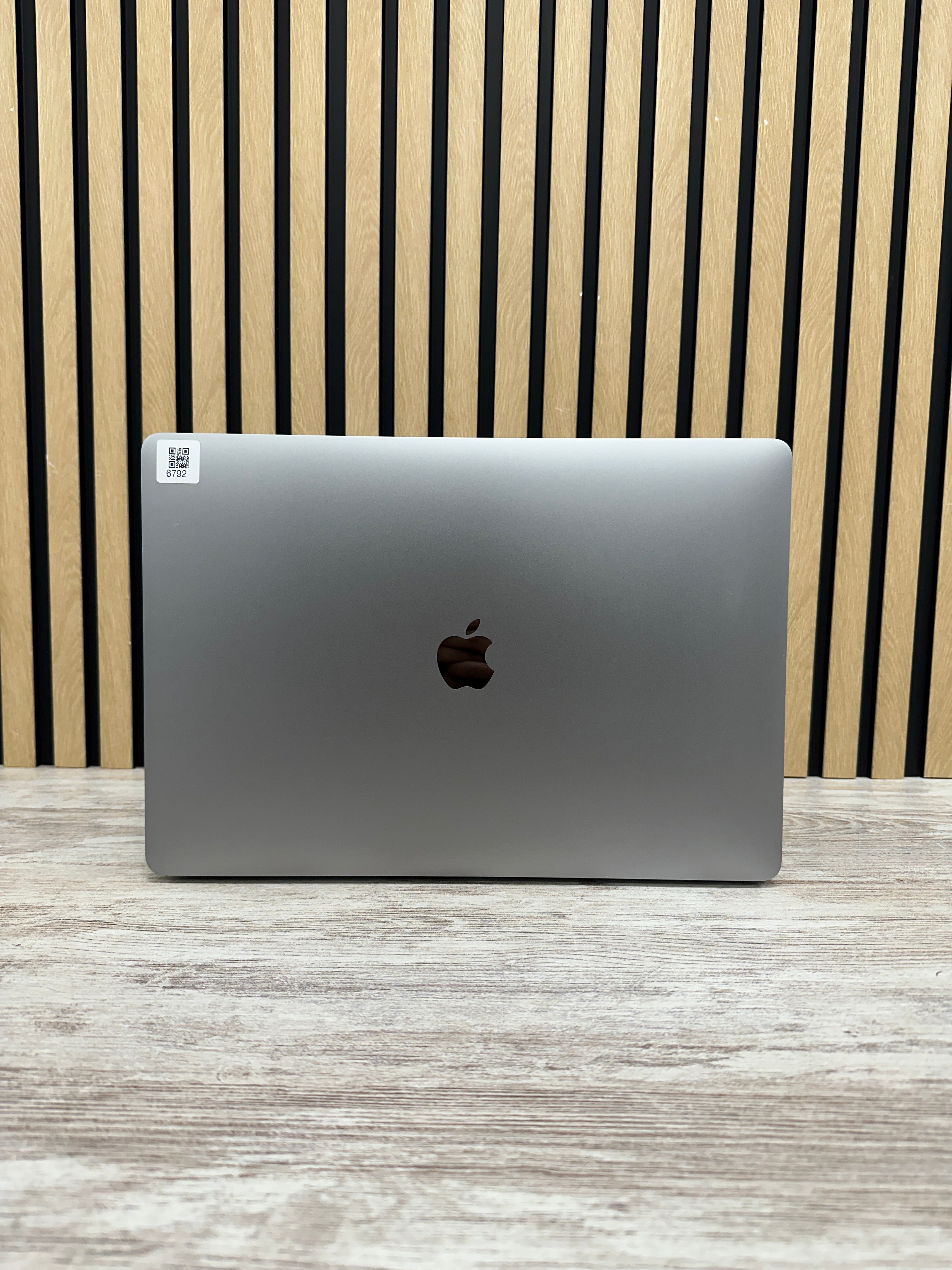 MacBook Pro 15" 2018 i9 16gb 500gb SSD