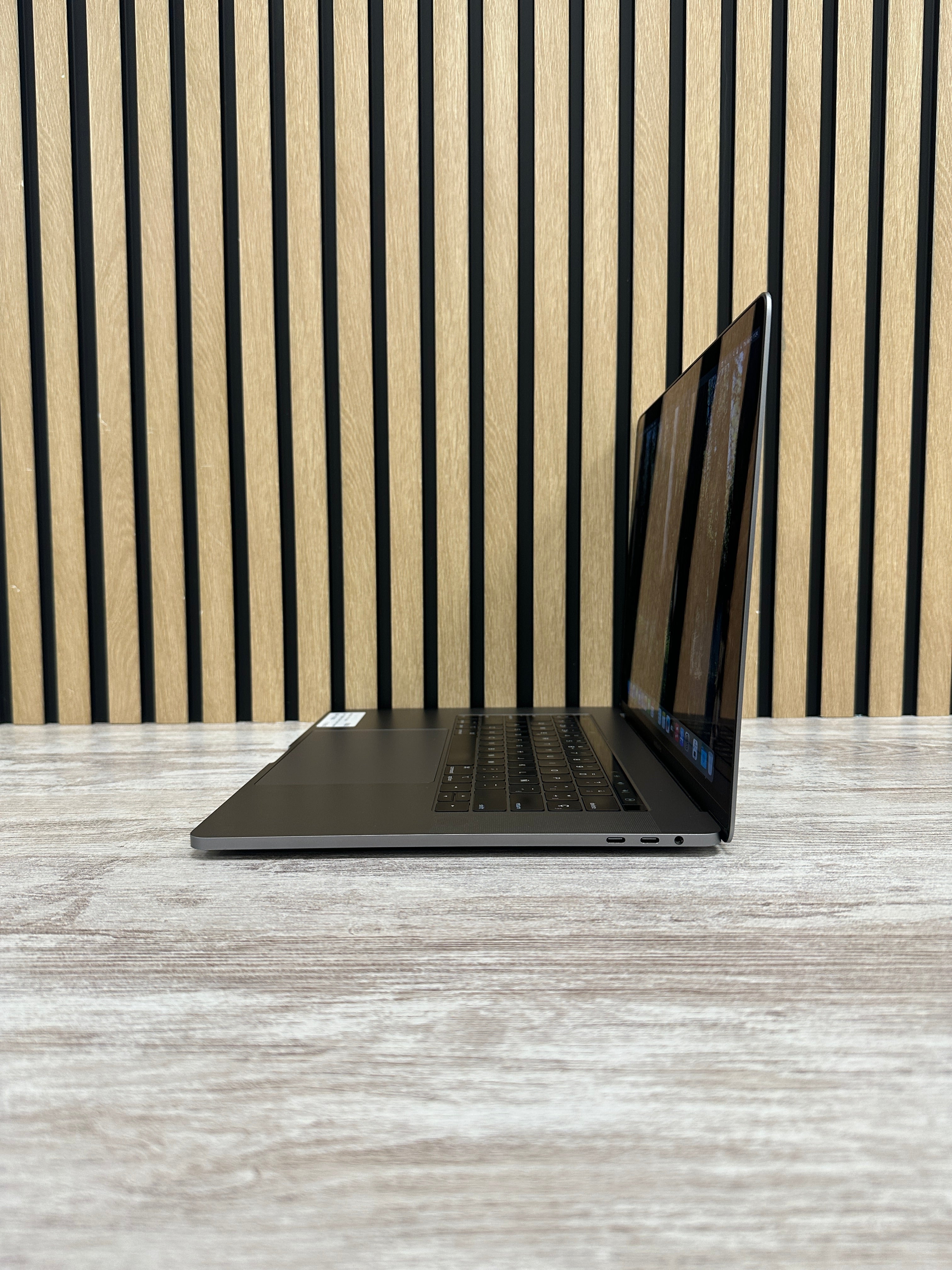 MacBook Pro 15" 2018 i7 16gb 1tb SSD - Moyacell