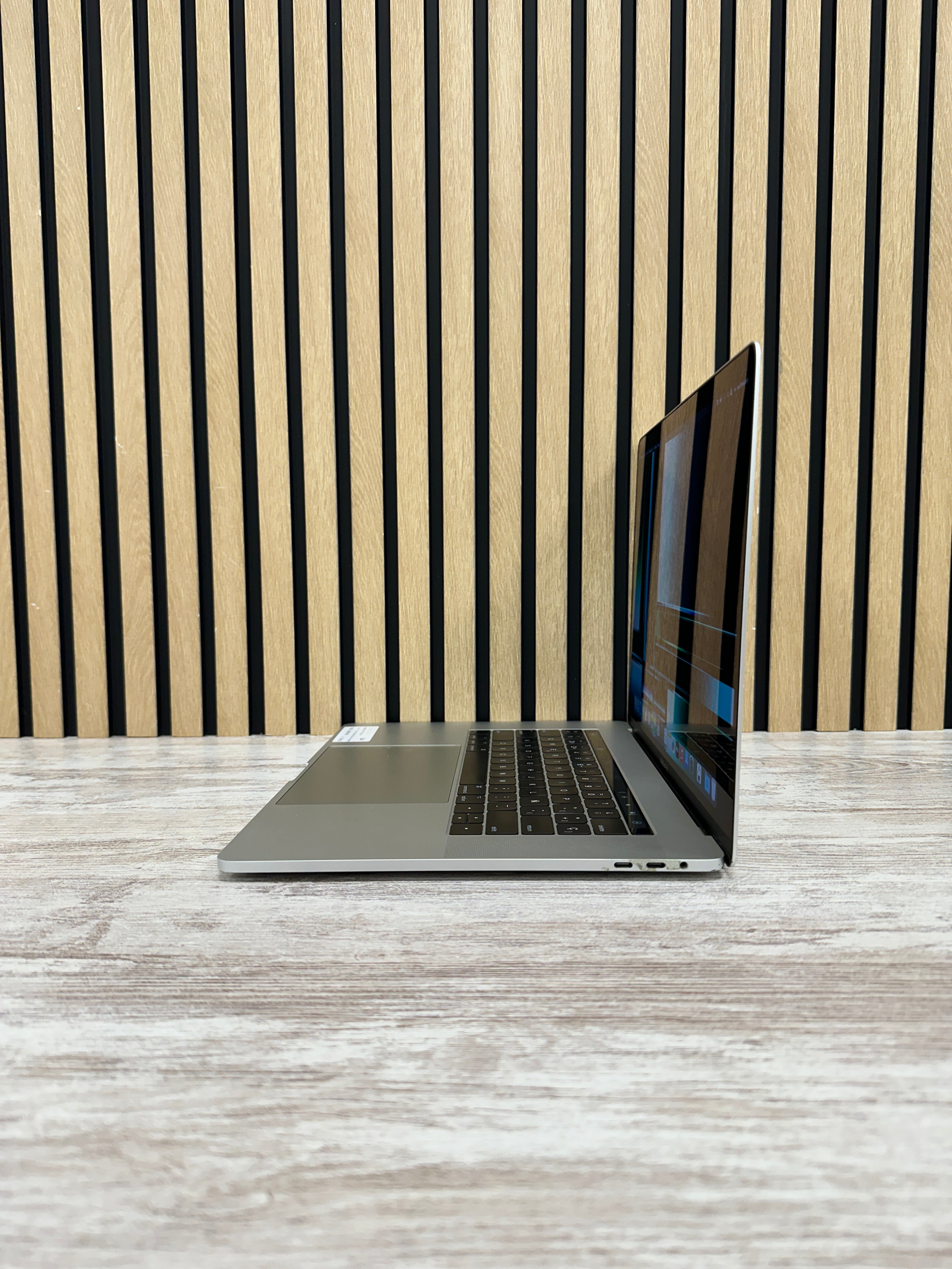 MacBook Pro 15" 2017 i7 16gb 500gb SSD