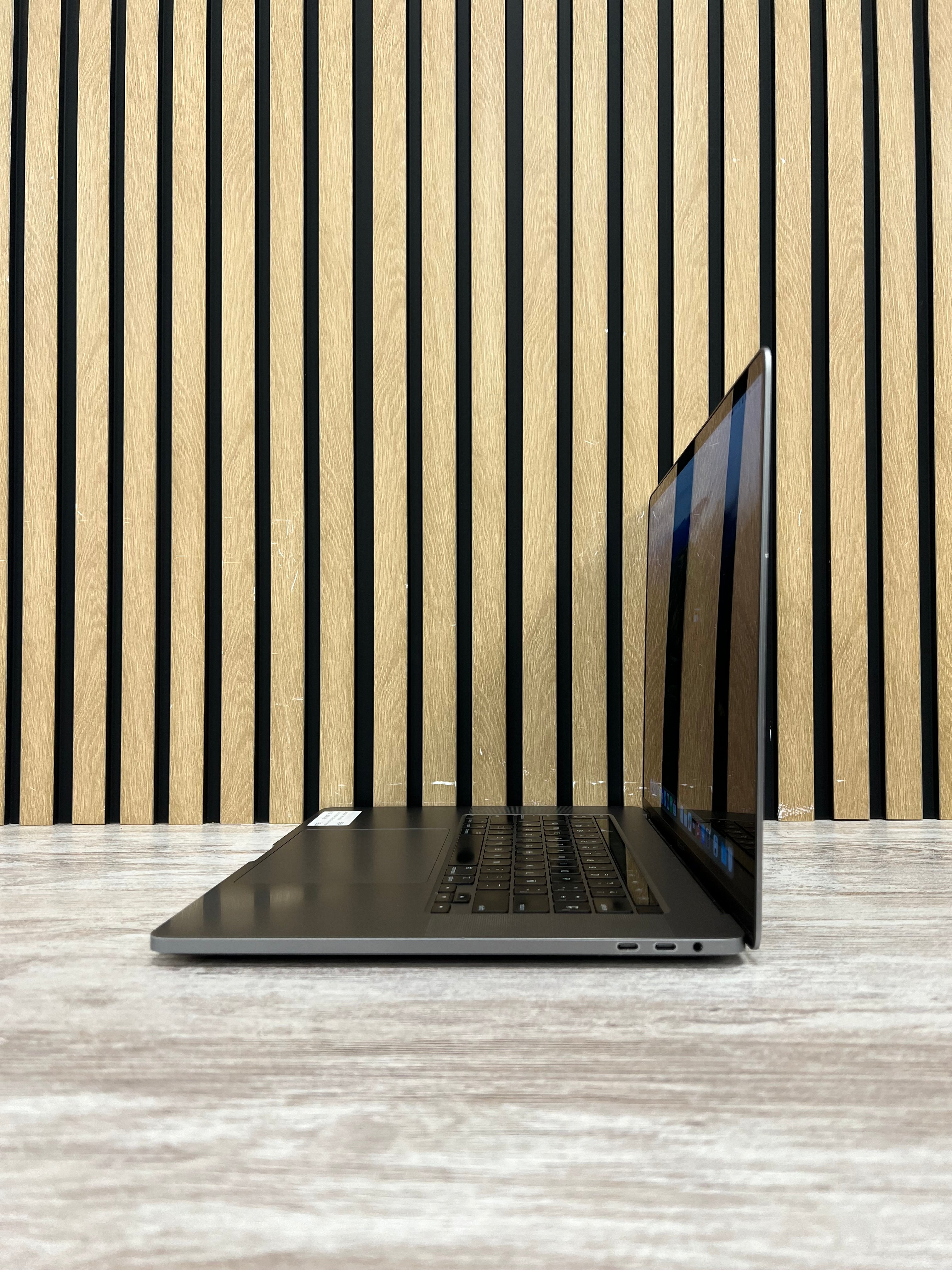 MacBook Pro 16" 2019 i7 16gb 500gb SSD