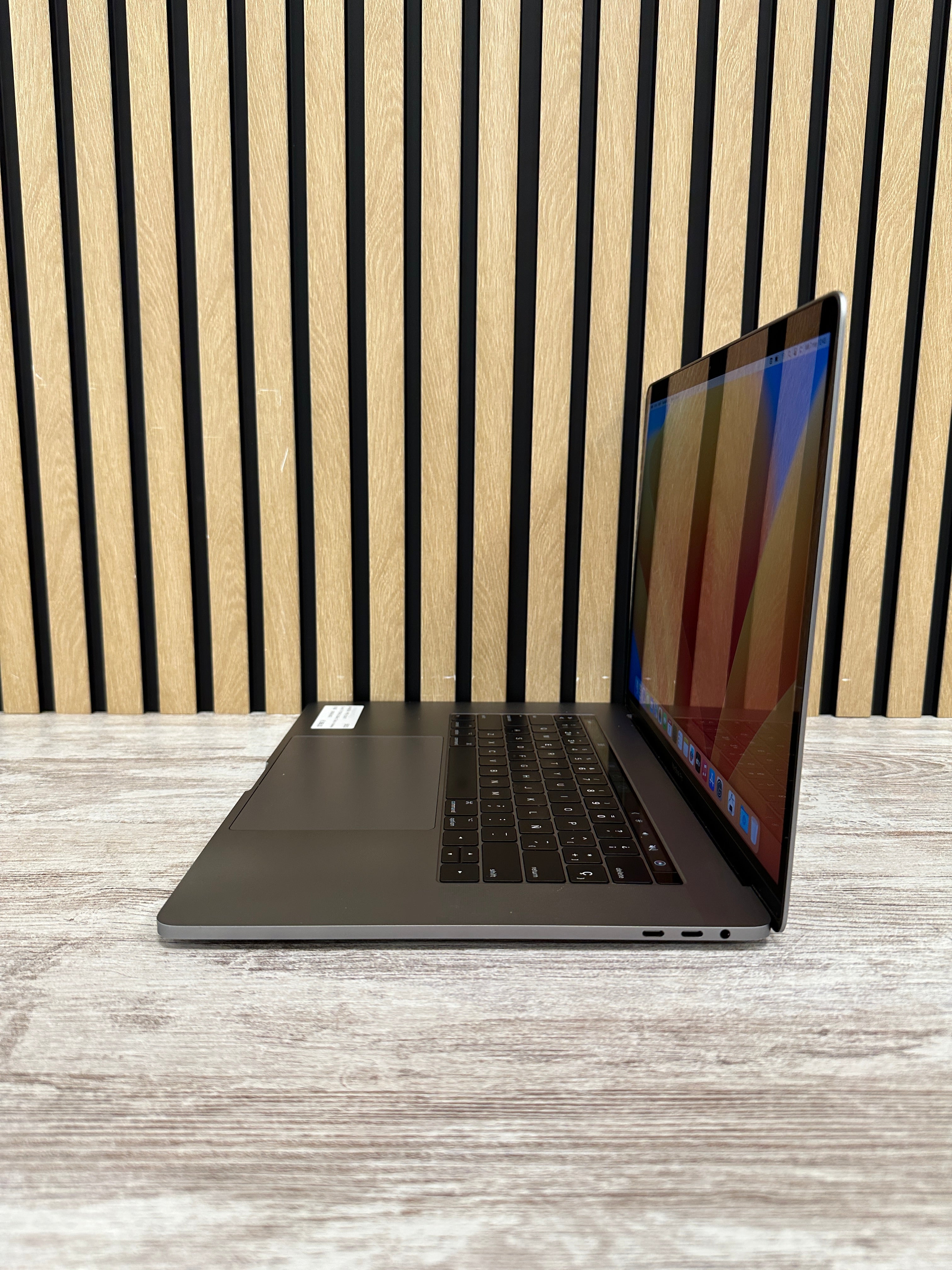 MacBook Pro 15" 2017 i7 16gb 256gb SSD