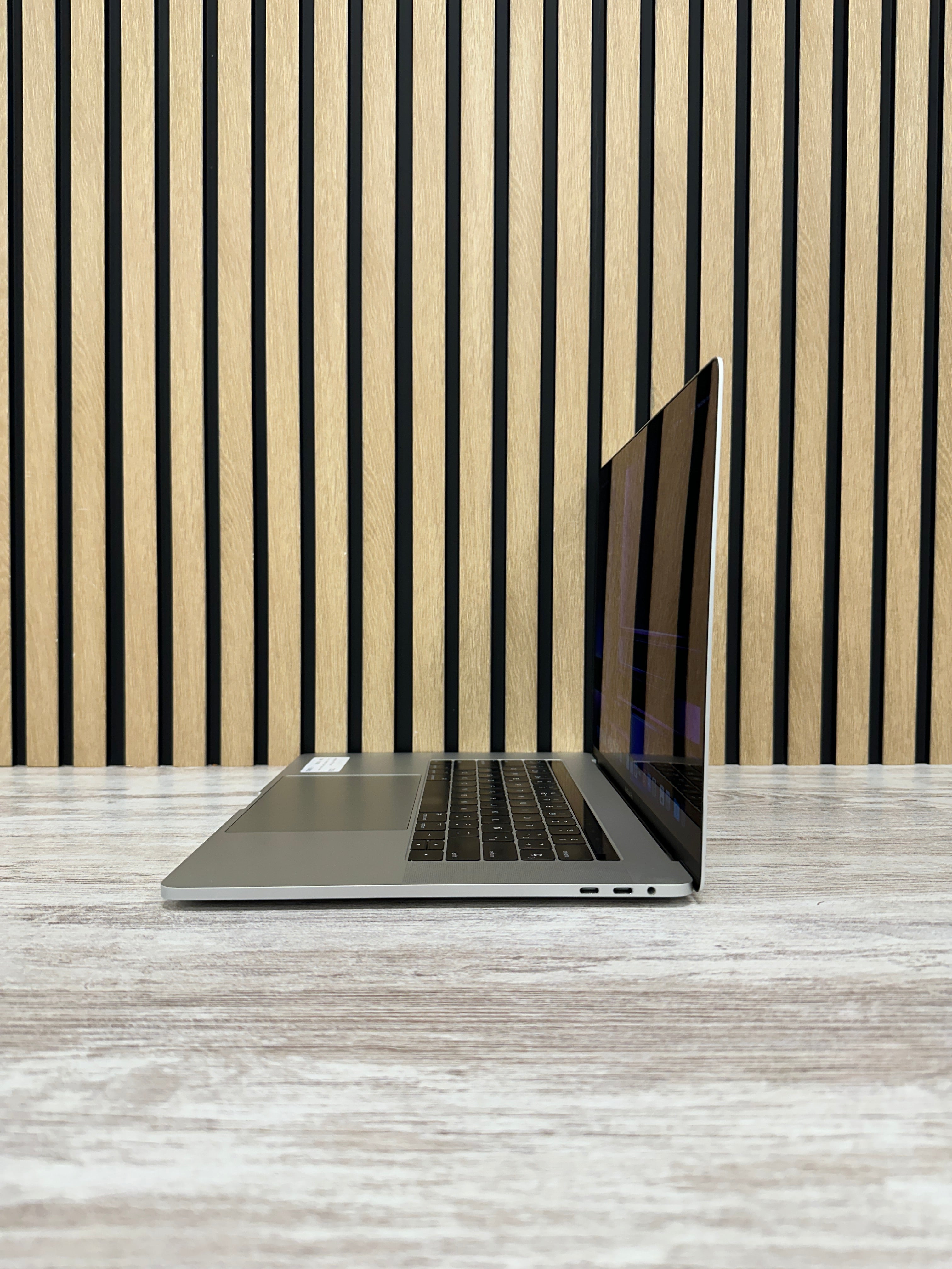 MacBook Pro 15" 2017 i7 16gb 1tb SSD