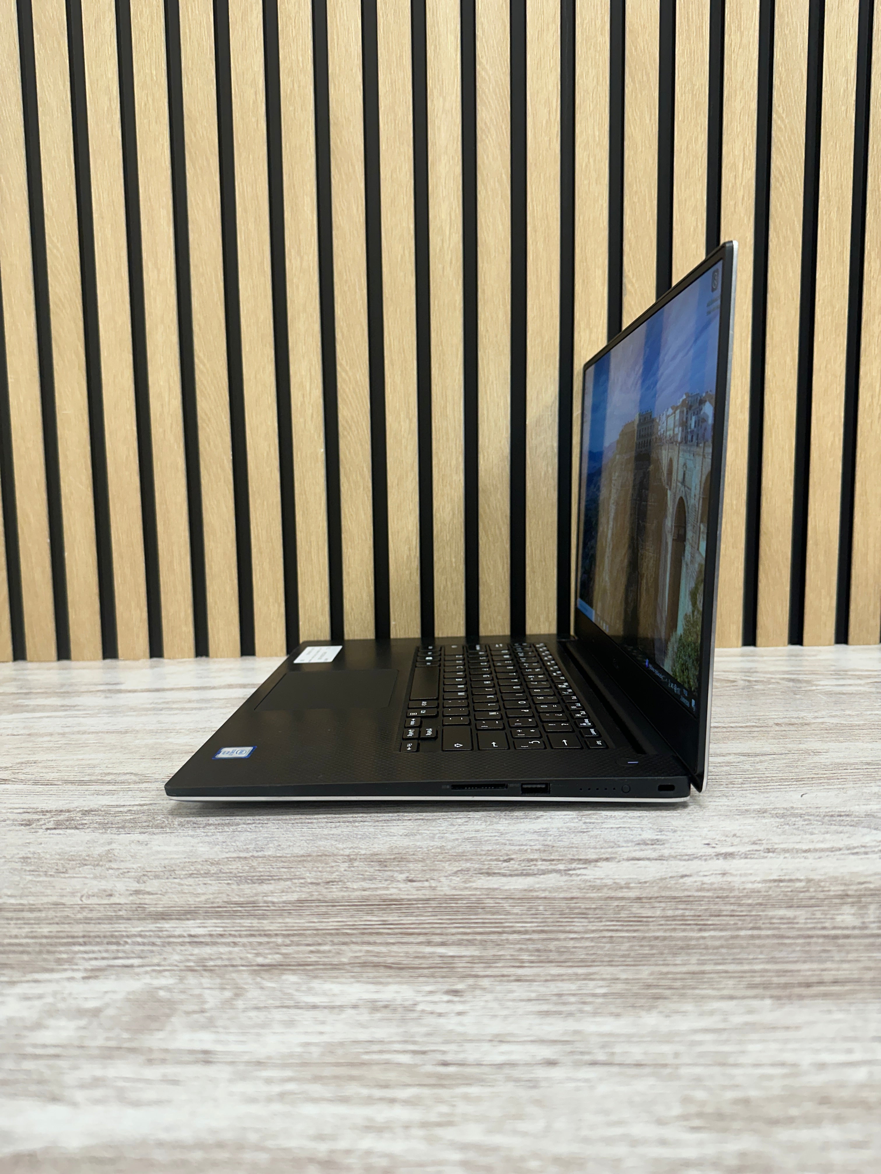 Dell Precision 5520 i7 16gb 512gb SSD - Moyacell