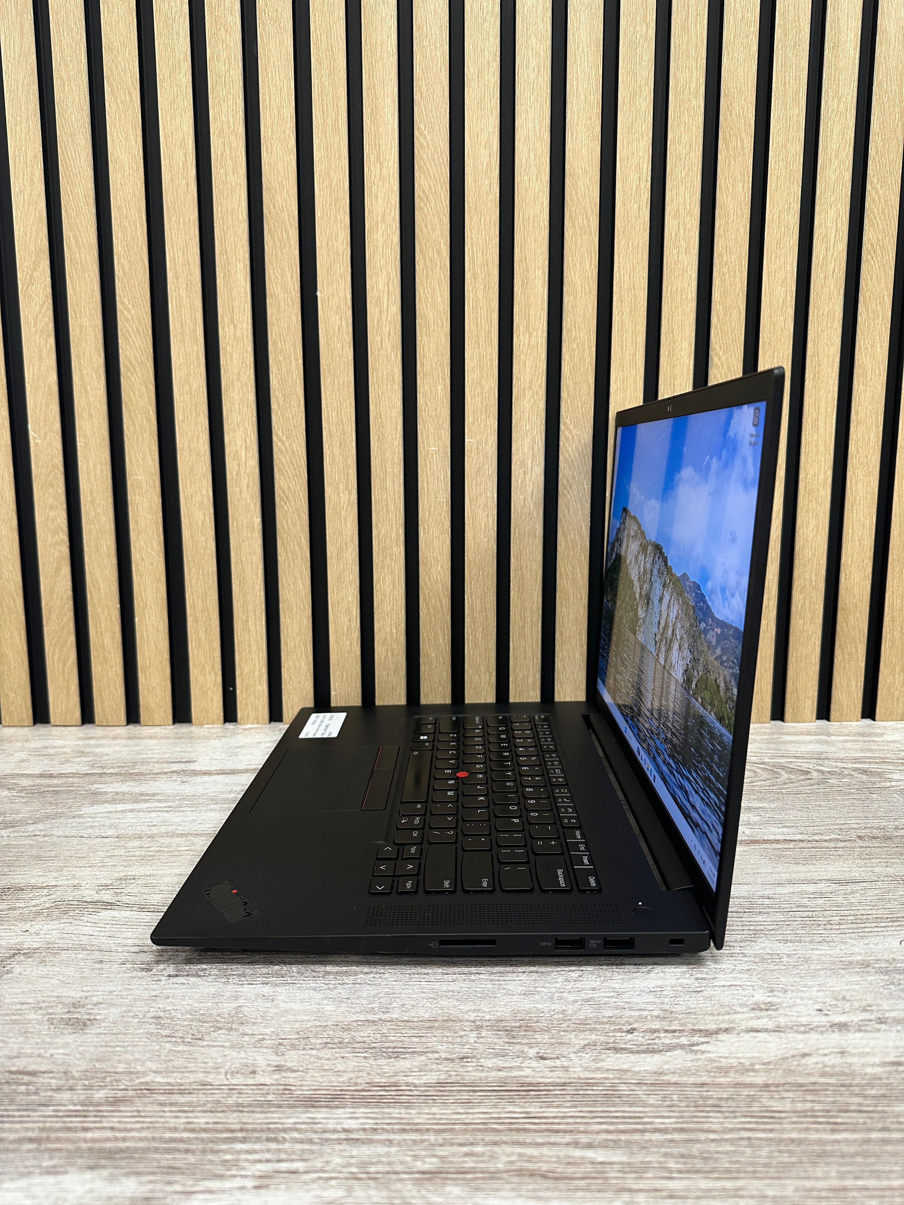 LENOVO THINKPAD P1 GEN 4 i7 32GB 1TB SSD 16"
