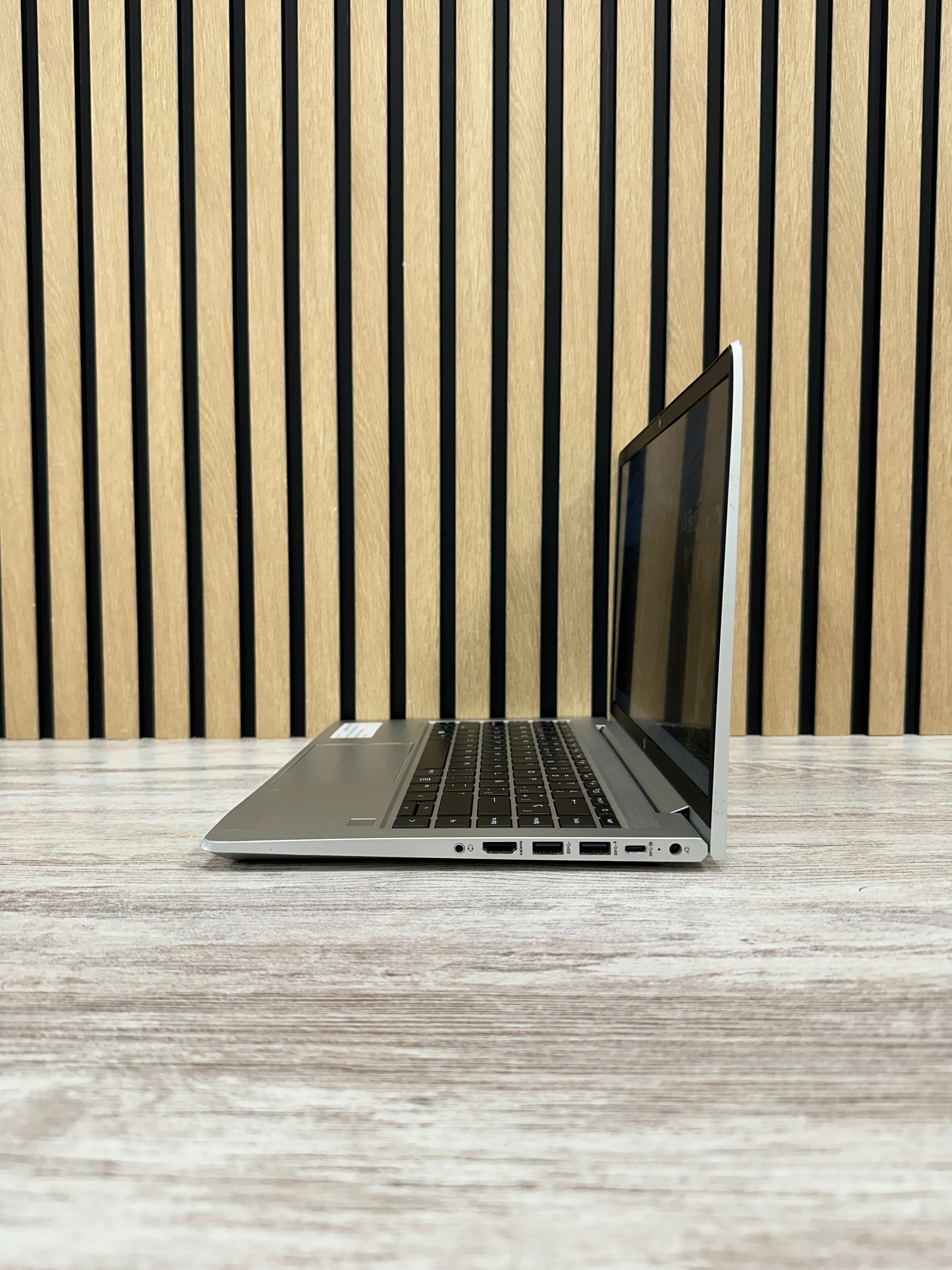 HP PROBOOK 445 (G8) Ryzen 5 5600U 2.3GHz (Total: 6 núcleos) 32GB 256GB SSD 14"