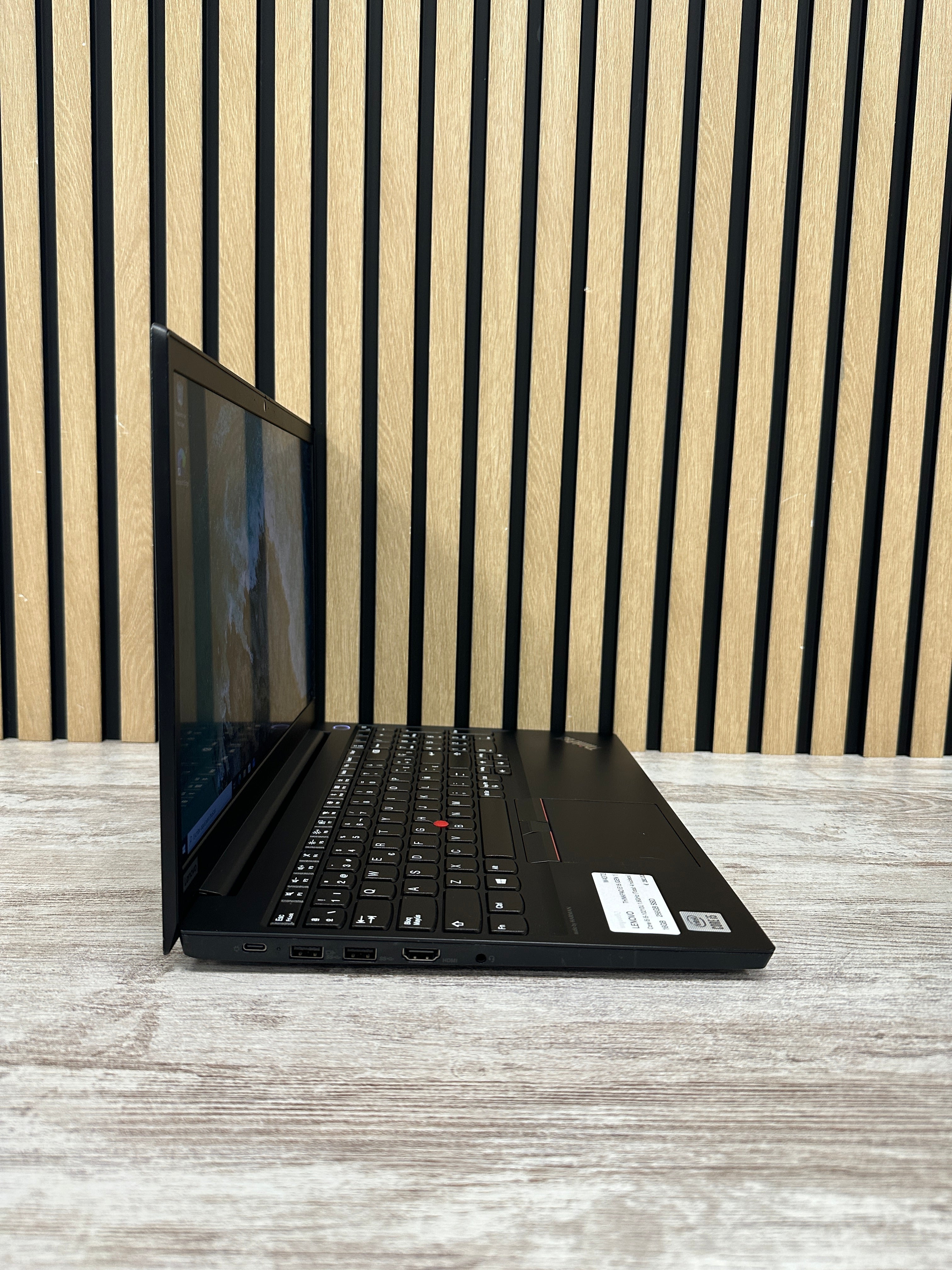 LENOVO THINKPAD E15 (GEN 1) Core i5 i5-10210U 1.6GHz (Total: 4 núcleos) 16GB 256GB SSD 15.6"