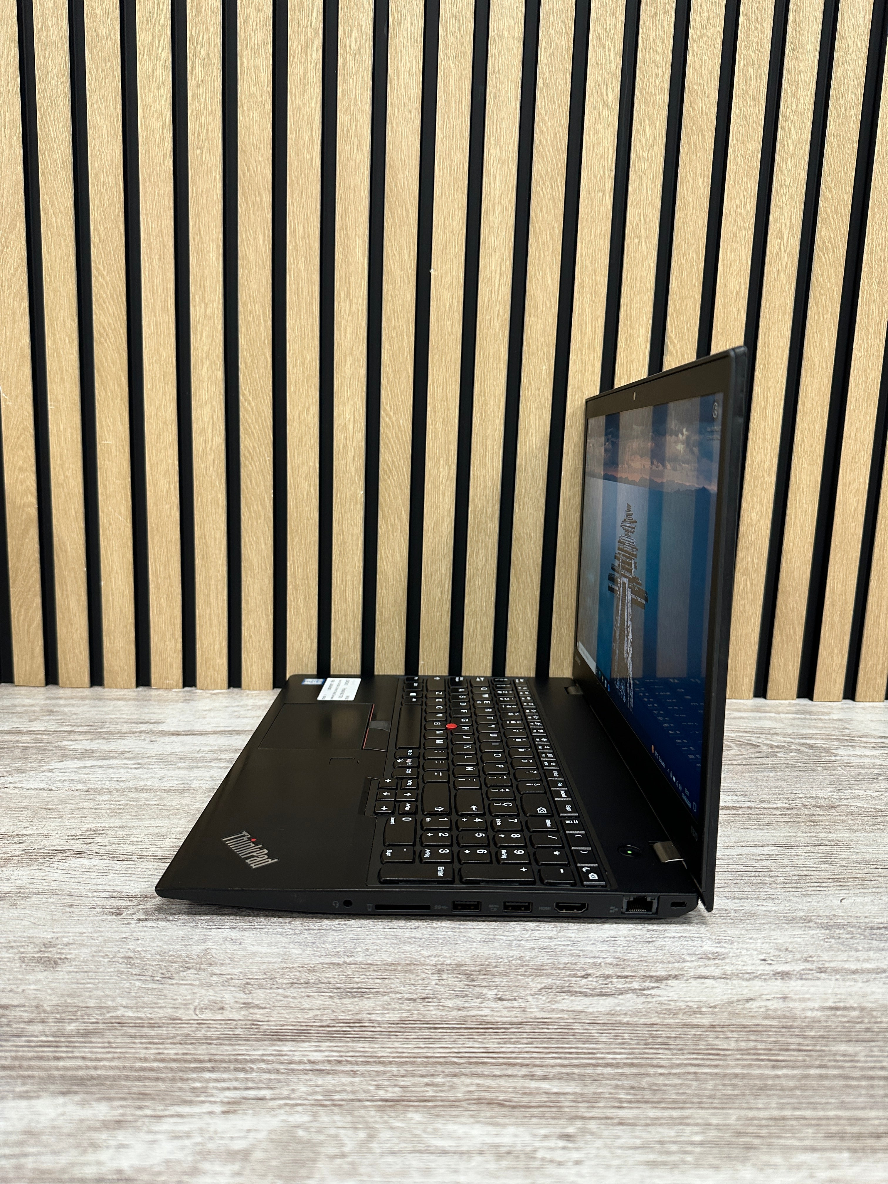 LENOVO THINKPAD T570 Core i5 i5-6300U 2.4GHz (Total: 2 núcleos) 16GB 256GB SSD 15.6"