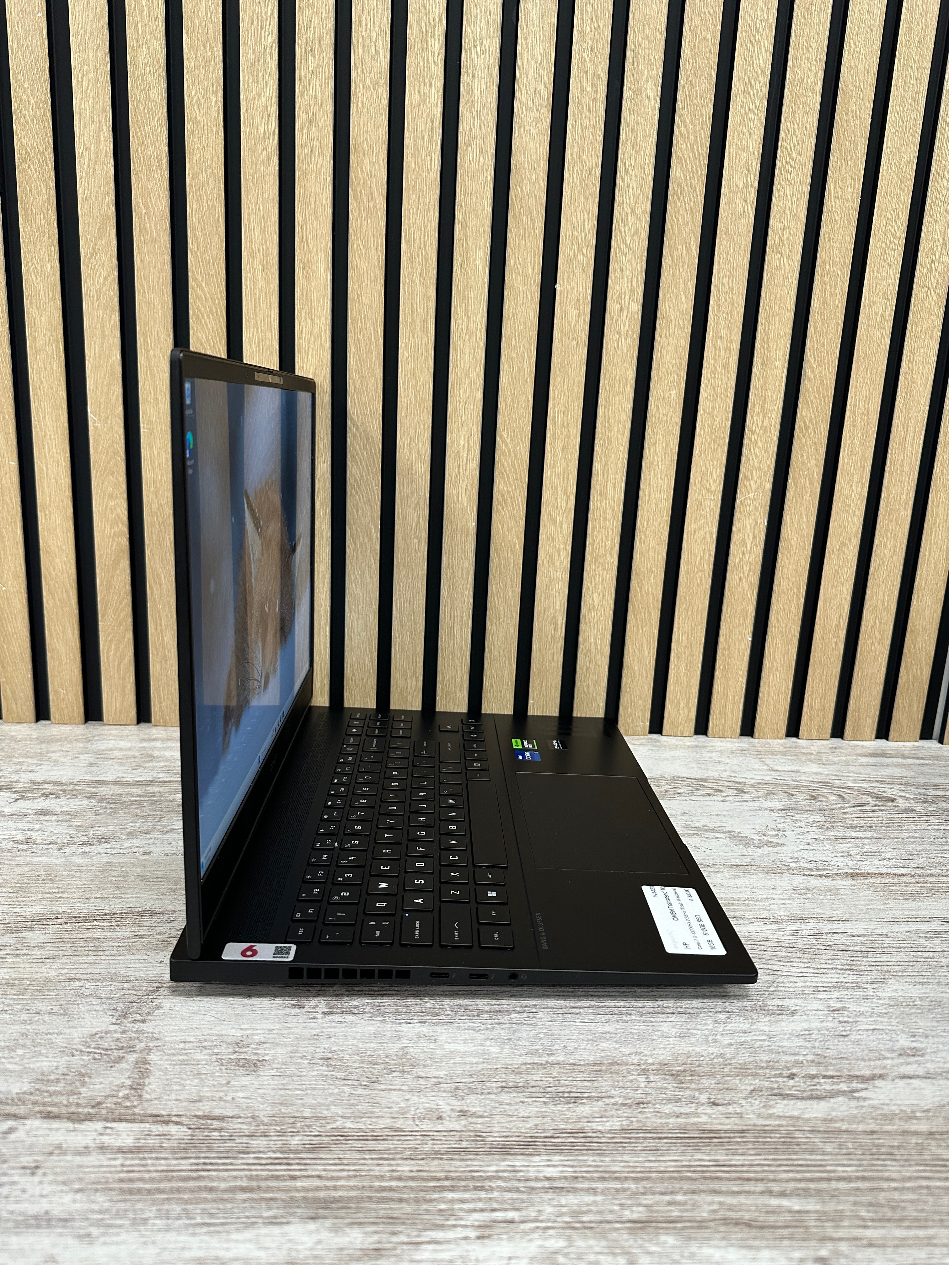 HP OMEN Transcend 16 Core i7 i7-13700HX 2.3GHz (Total: 16 núcleos) 16GB 512GB SSD 16.0"