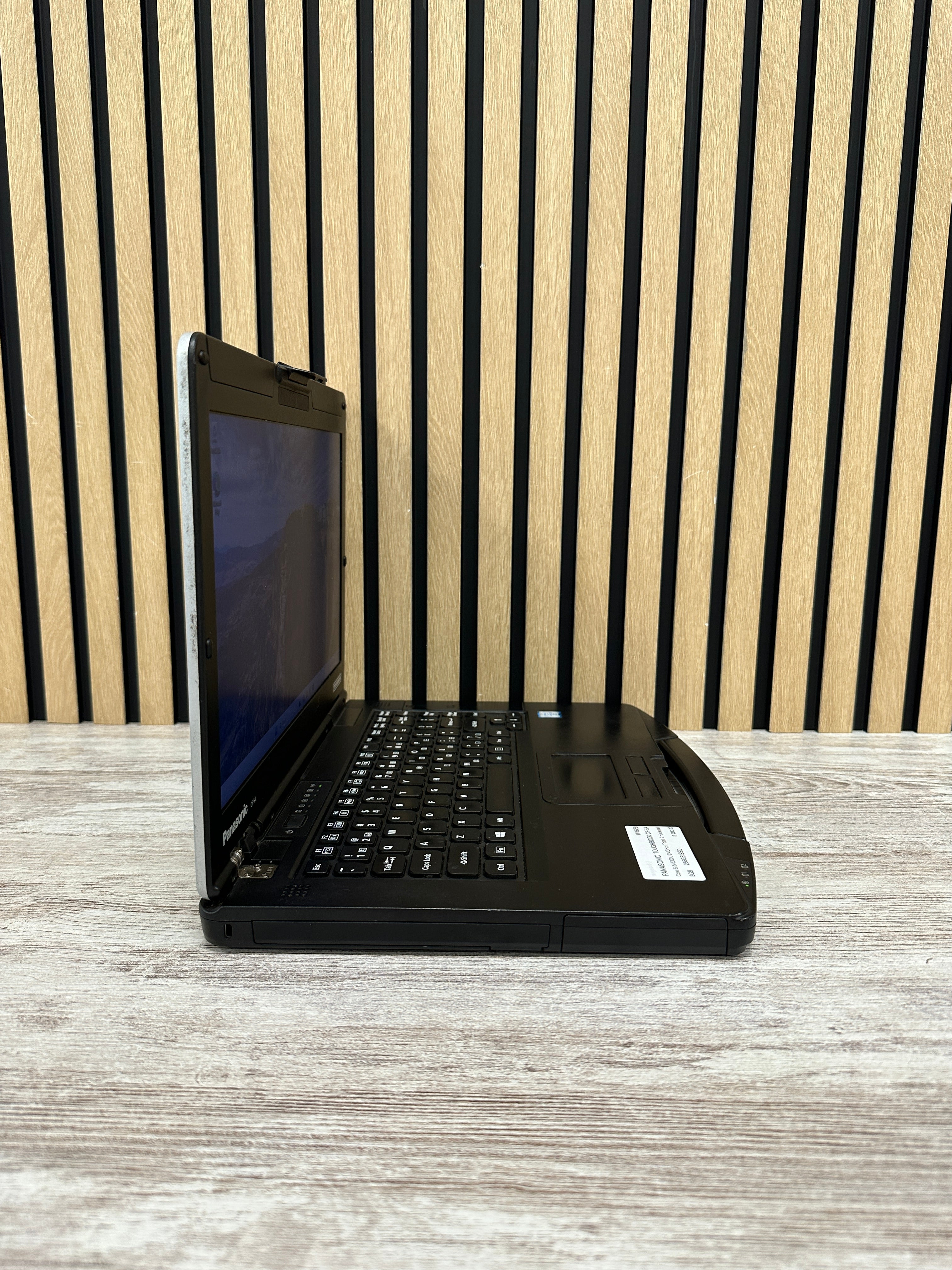 PANASONIC TOUGHBOOK CF-54 Core i5 i5-6300U 2.4GHz (Total: 2 núcleos) 8GB 256GB SSD 14"