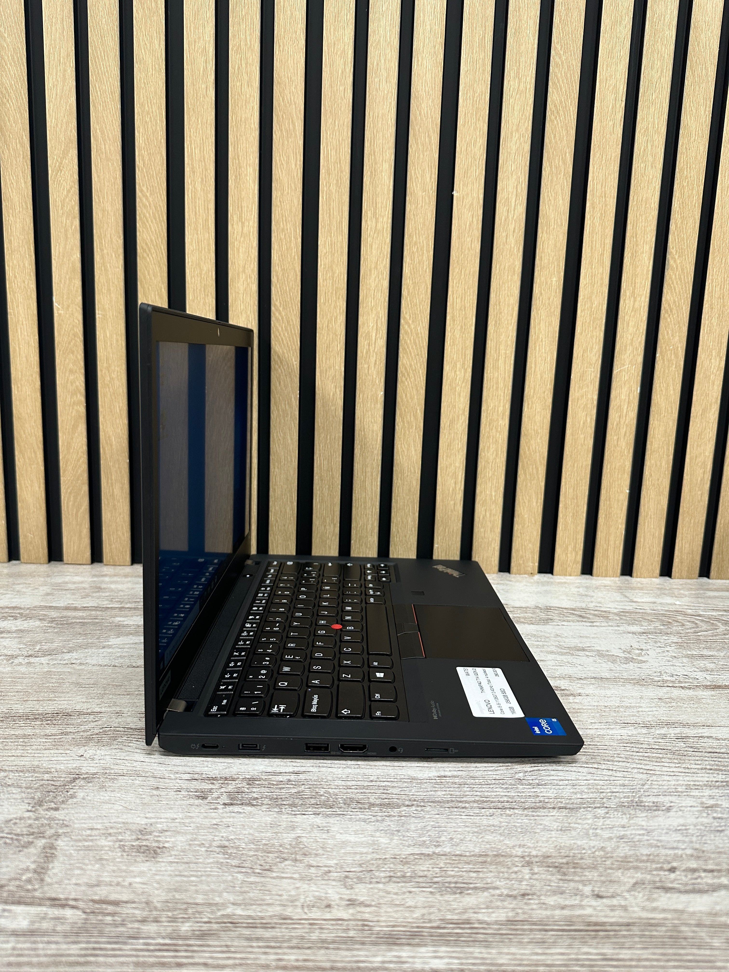 LENOVO THINKPAD T14 (GEN 2) Core i5 i5-1135G7 2.4GHz (Total: 4 núcleos) 16GB 256GB SSD 14" - Moyacell