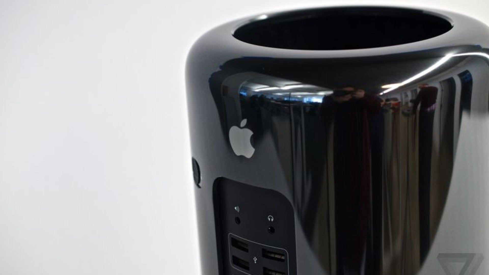 Descubre el poder oculto: Mac Pro 6.1, una máquina imbatible