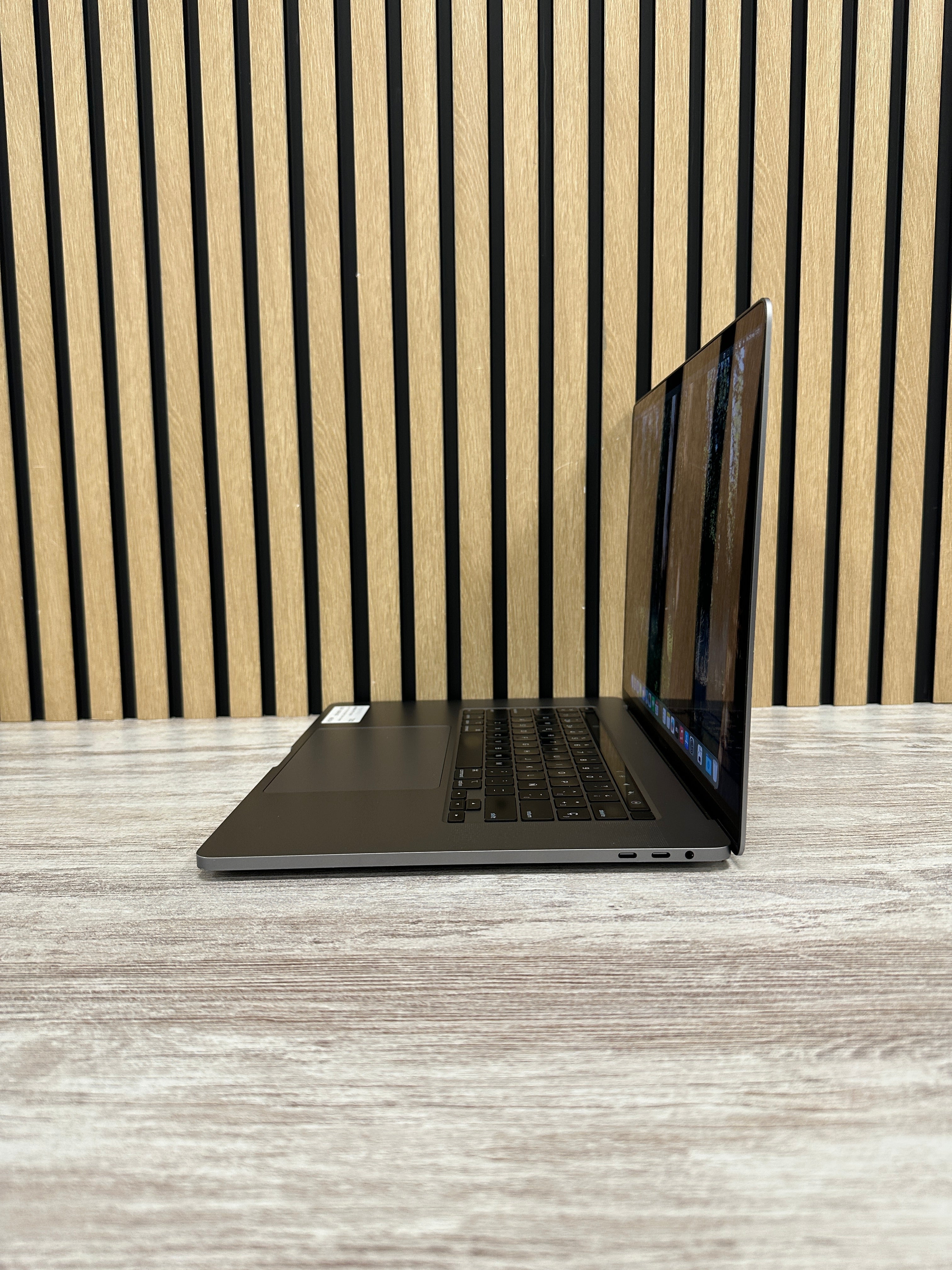 PRO 16 2019 Core i7 i7-9750H 2.6GHz (Total: 6 núcleos) 32GB 500GB SSD