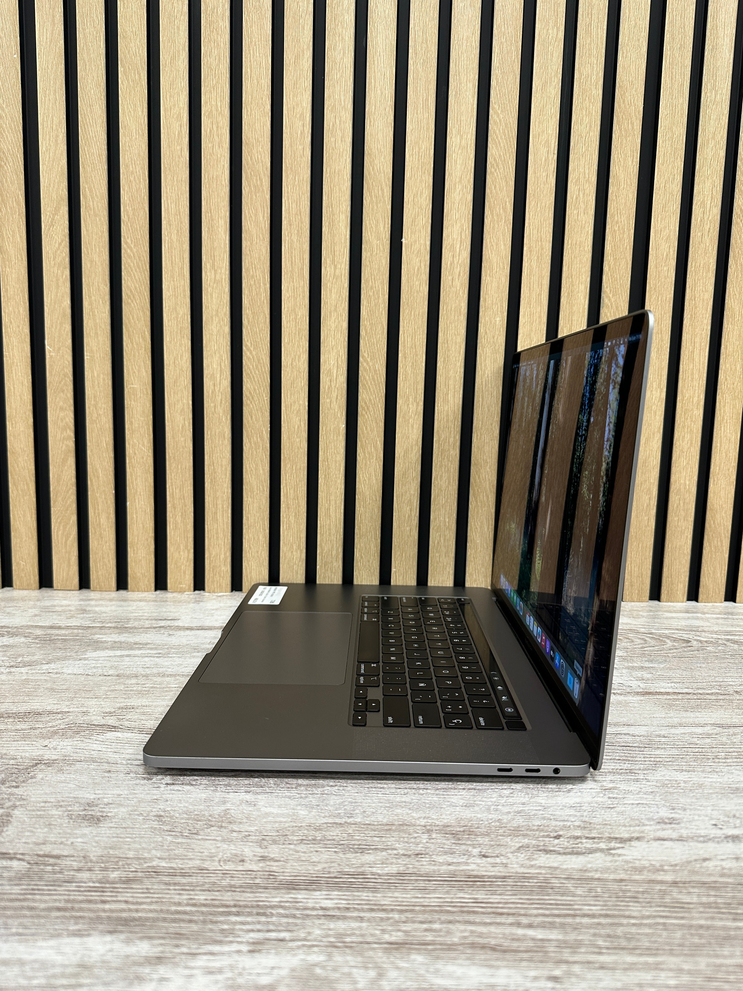 PRO 16 2019 Core i9 9980HK 2.4GHz (Total: 8 núcleos) 16GB 500GB SSD