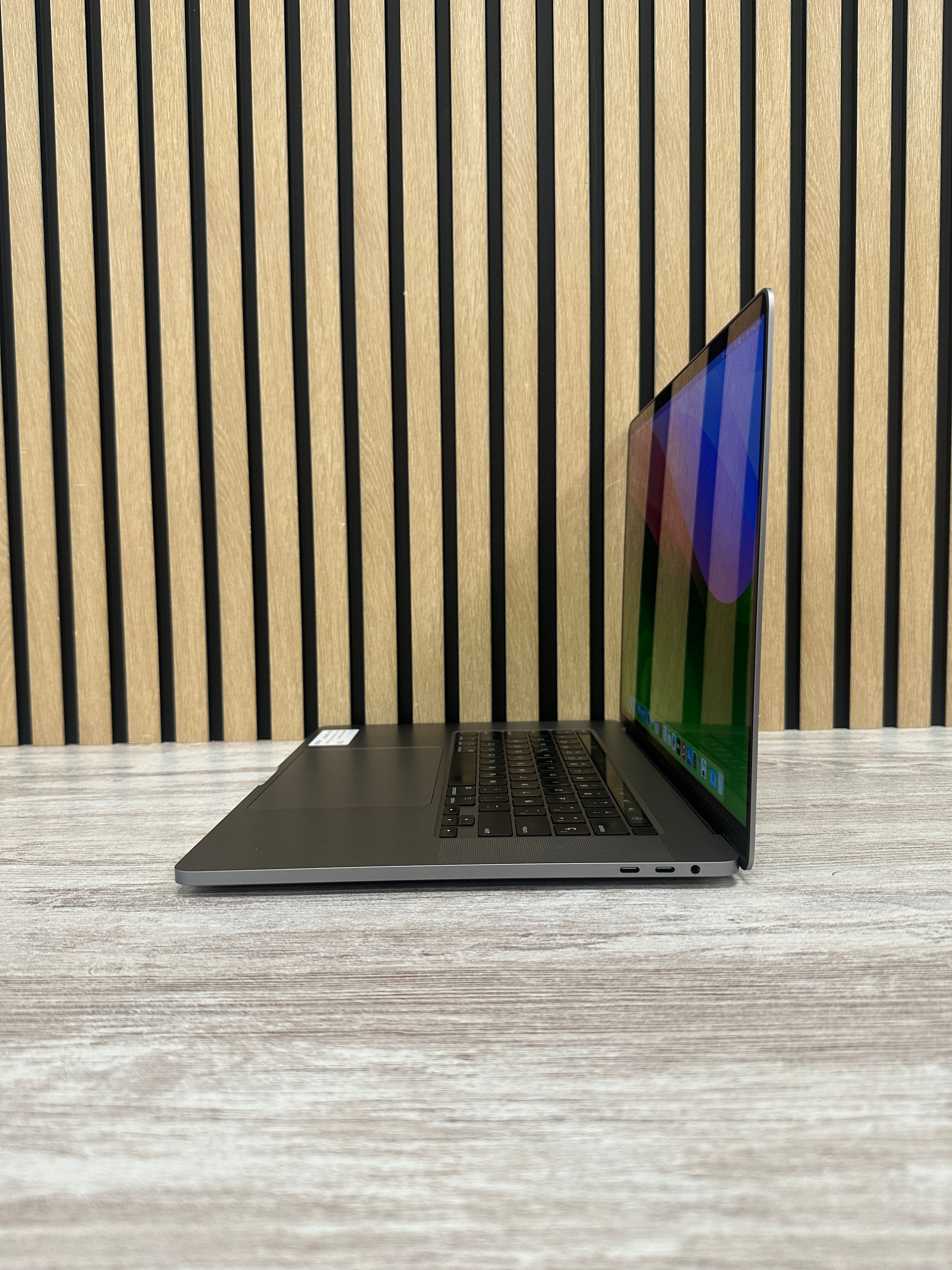 PRO 16 2019 Core i7 i7-9750H 2.6GHz (Total: 6 núcleos) 16GB 500GB SSD
