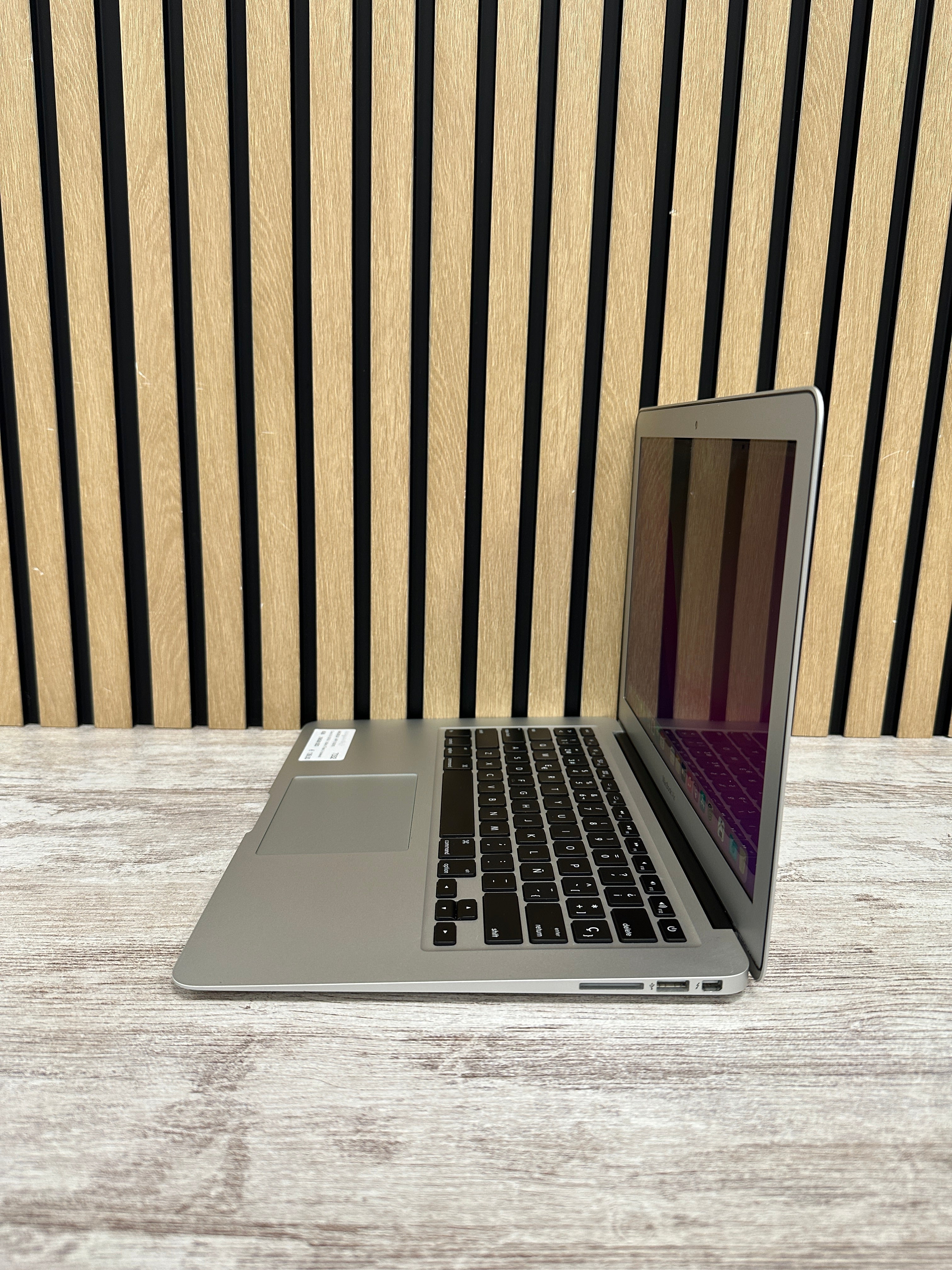 AIR 13 2015 Core i5 i5-5250U 1.6GHz (Total: 2 núcleos) 8GB 256GB SSD