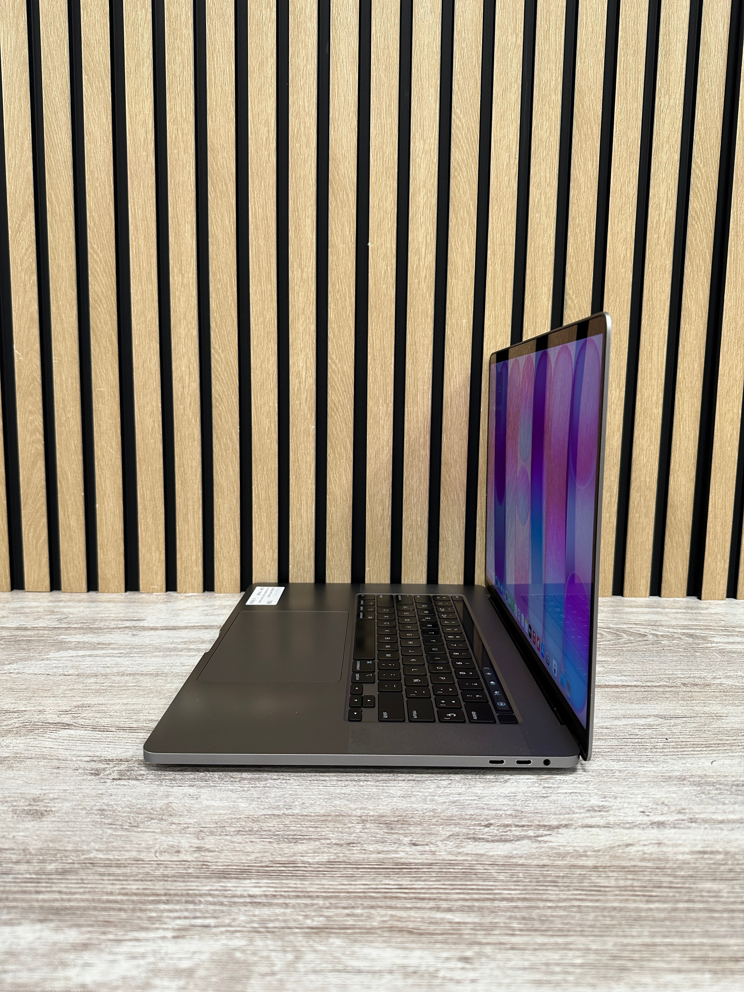 PRO 16 2019 Core i9 i9-9880H 2.3GHz (Total: 8 núcleos) 32GB 1TB SSD