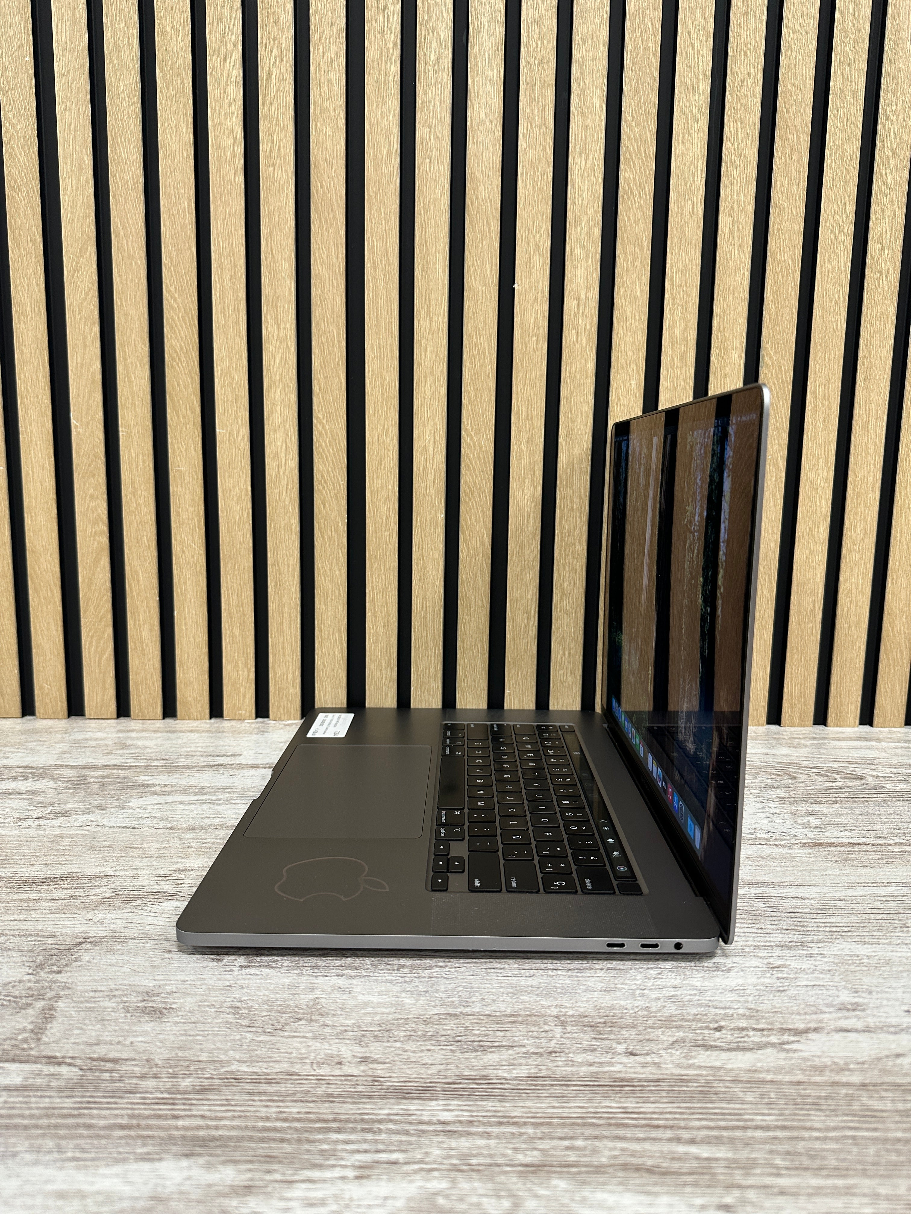 PRO 16 2019 Core i7 i7-9750H 2.6GHz (Total: 6 núcleos) 16GB 500GB SSD