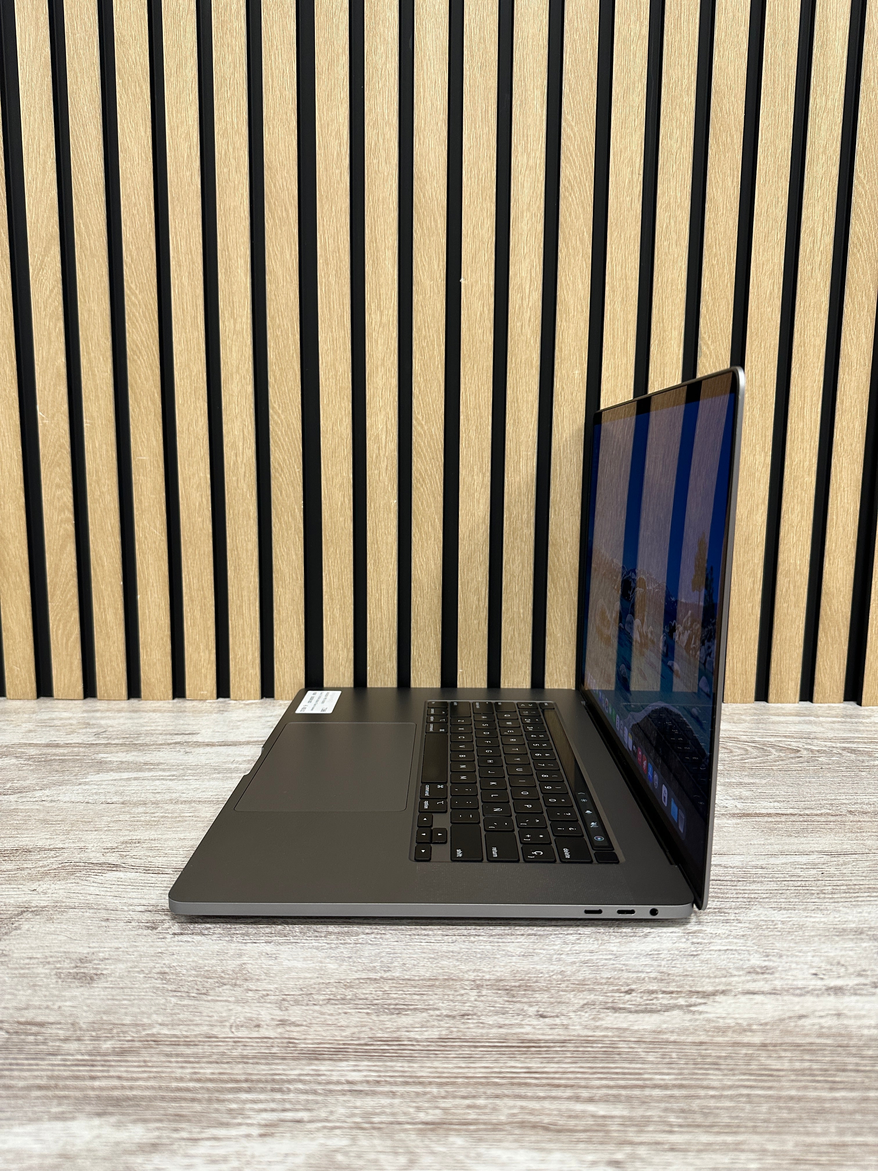PRO 16 2019 Core i7 i7-9750H 2.6GHz (Total: 6 núcleos) 16GB 500GB SSD