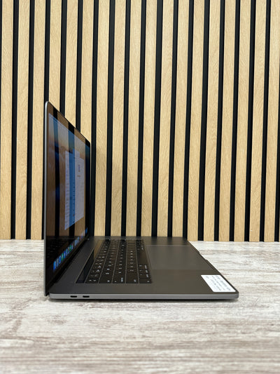 MacBook Pro 15" 2017 i7 16gb 500gb SSD