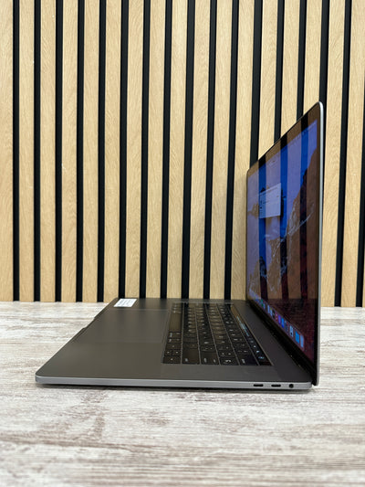 MacBook Pro 15" 2016 i7 16gb 500gb SSD