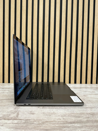 MacBook Pro 15" 2017 i7 16gb 500gb SSD