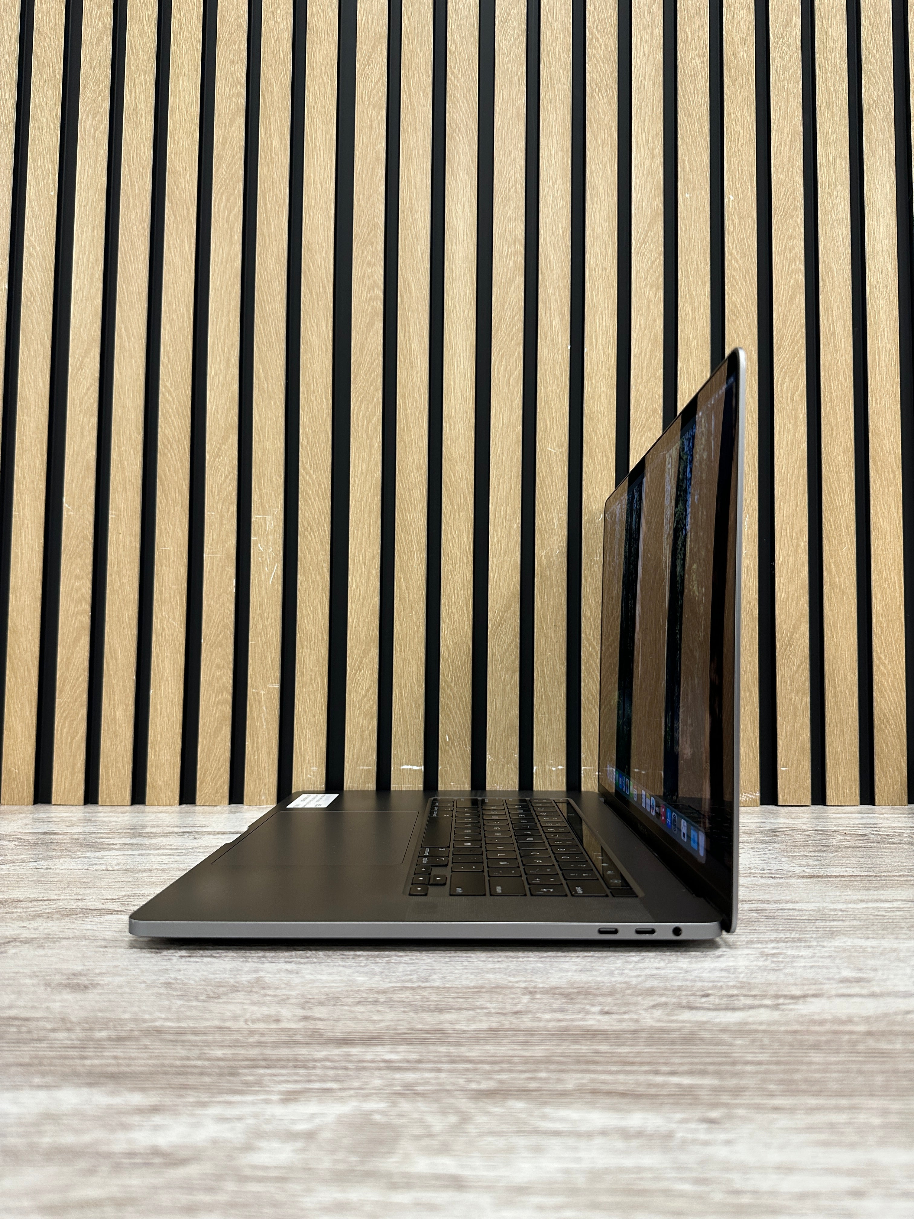 MacBook Pro 16" 2019 i7 16gb 500gb SSD