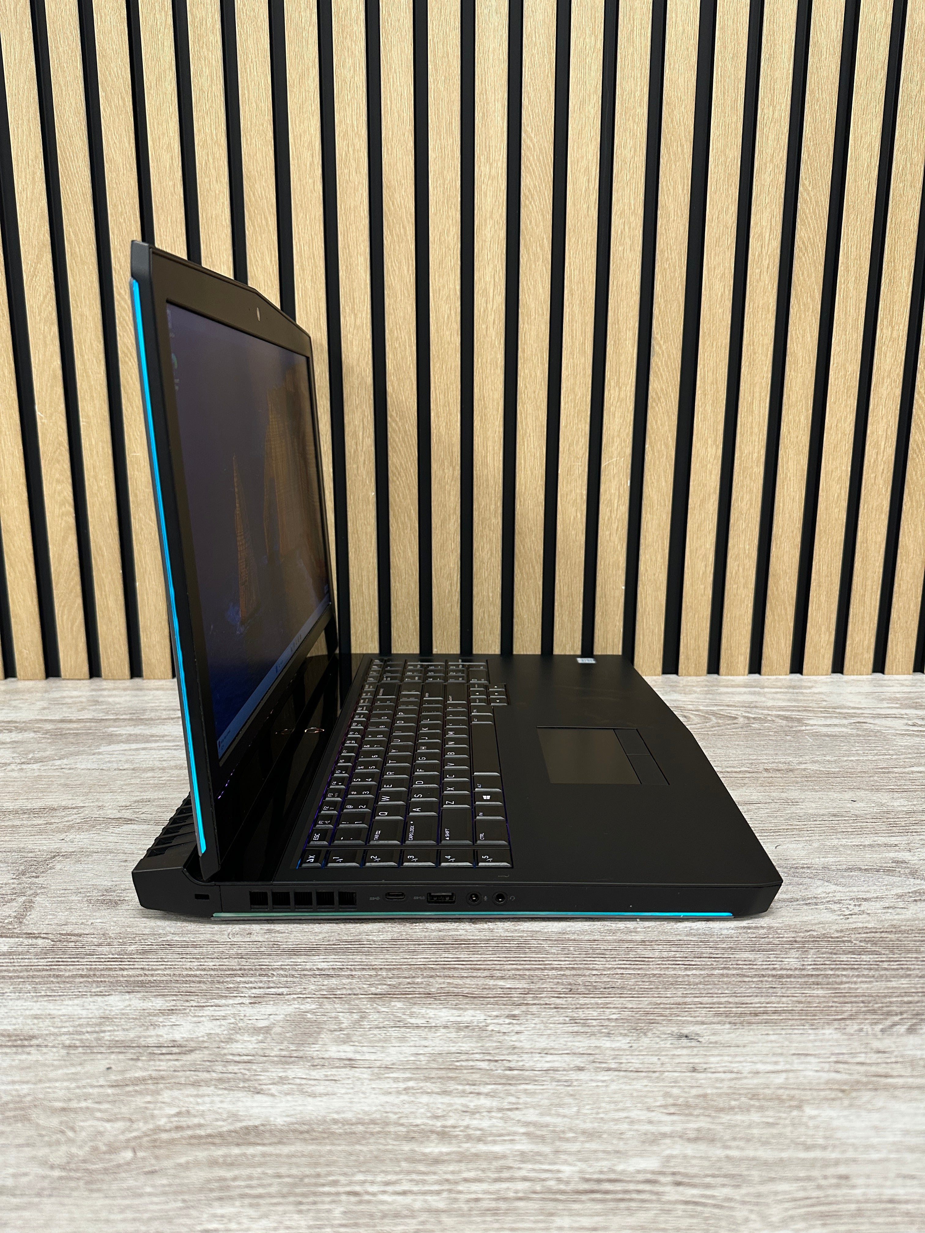 ALIENWARE 17 R5 i7 8gb 256gb SSD - Moyacell