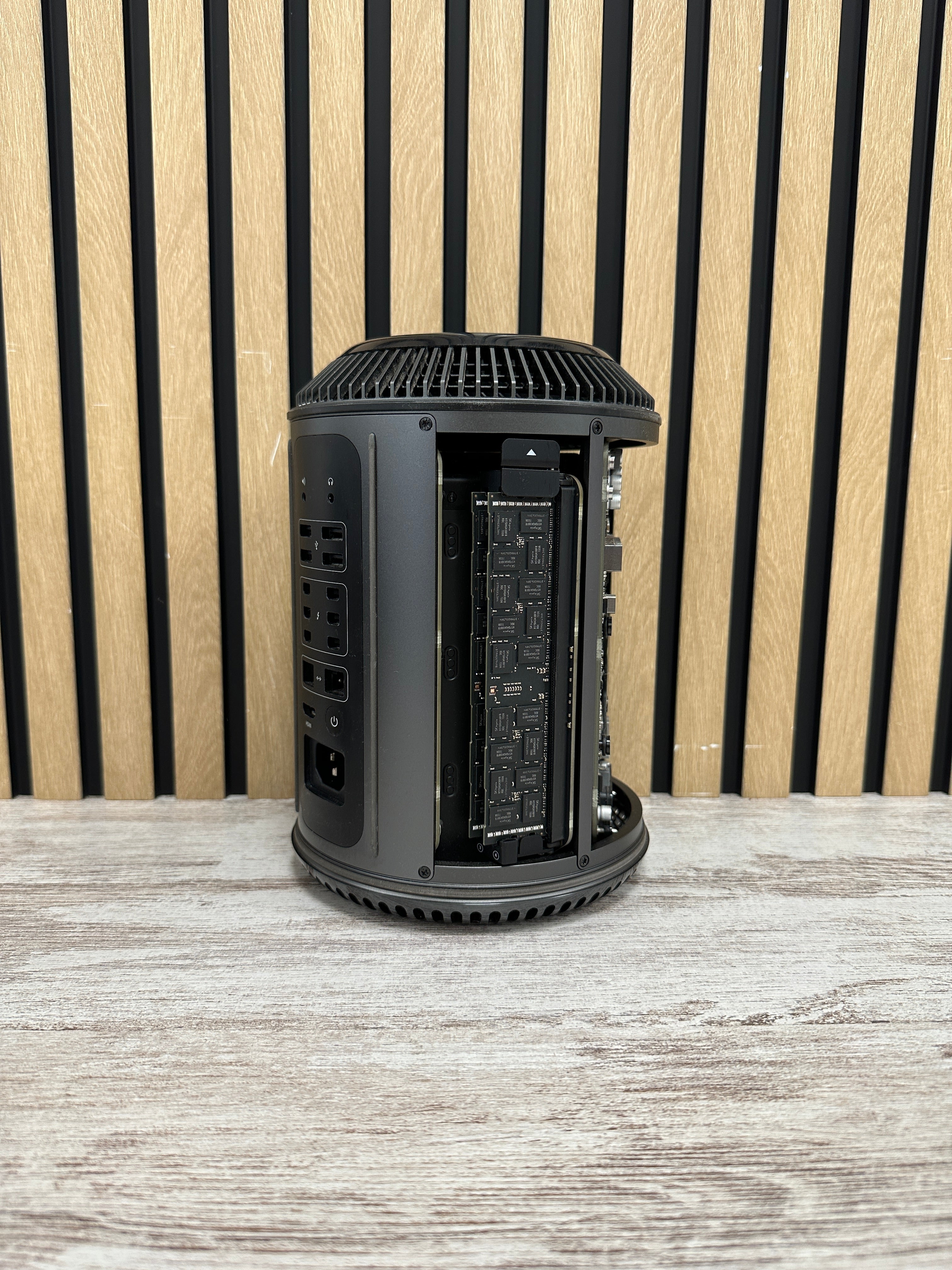 Mac Pro 2013 D700 XEON E5 64gb 500gb SSD