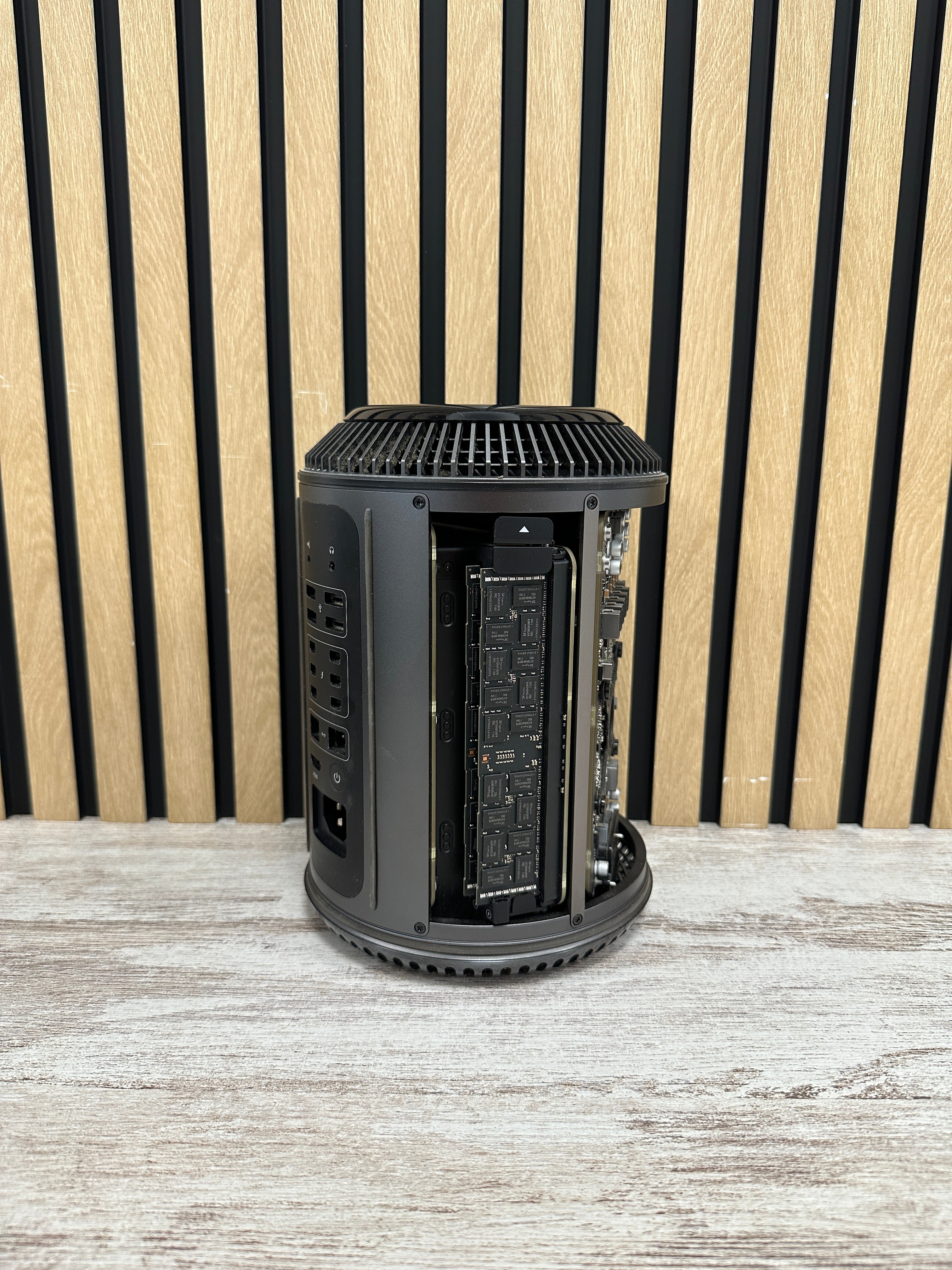 Mac Pro 2013 D700 XEON E5 64gb 500gb SSD