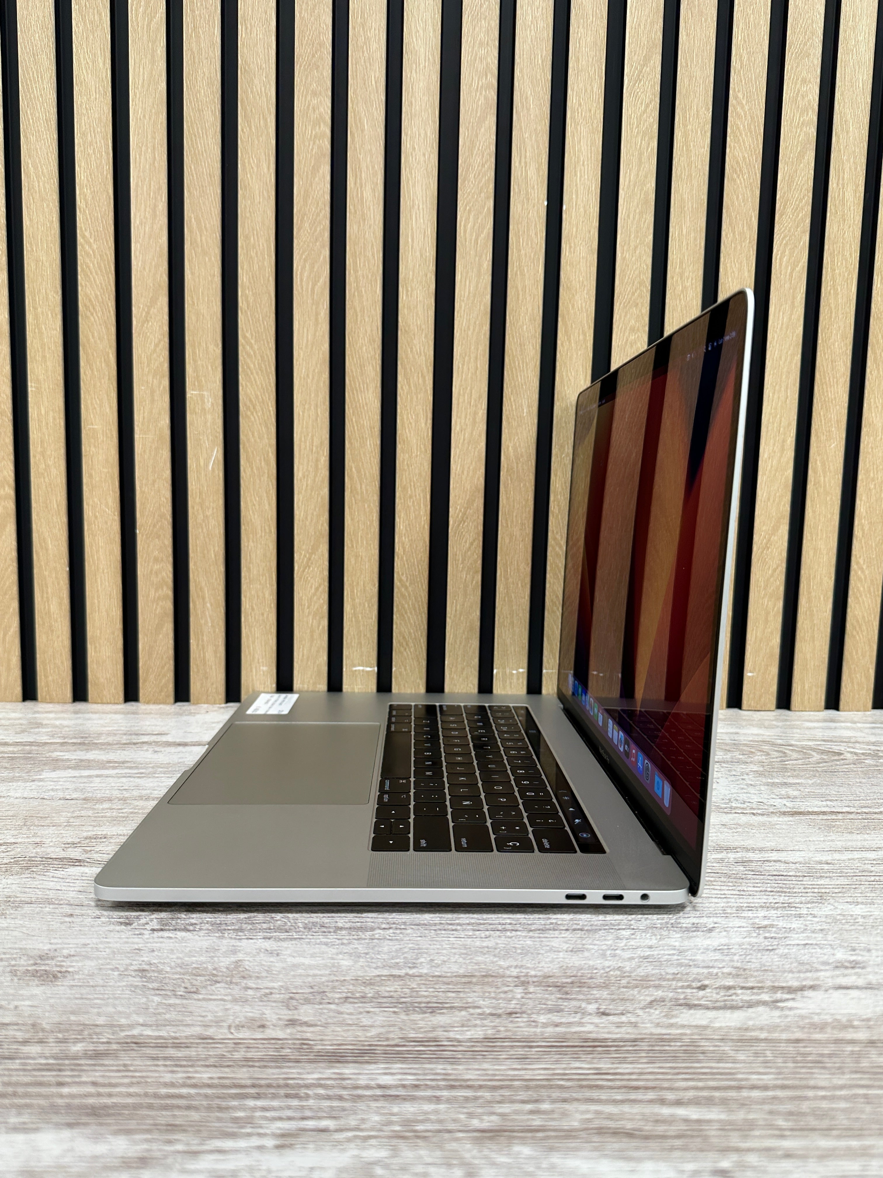 MacBook Pro 15" 2017 i7 16gb 500gb SSD