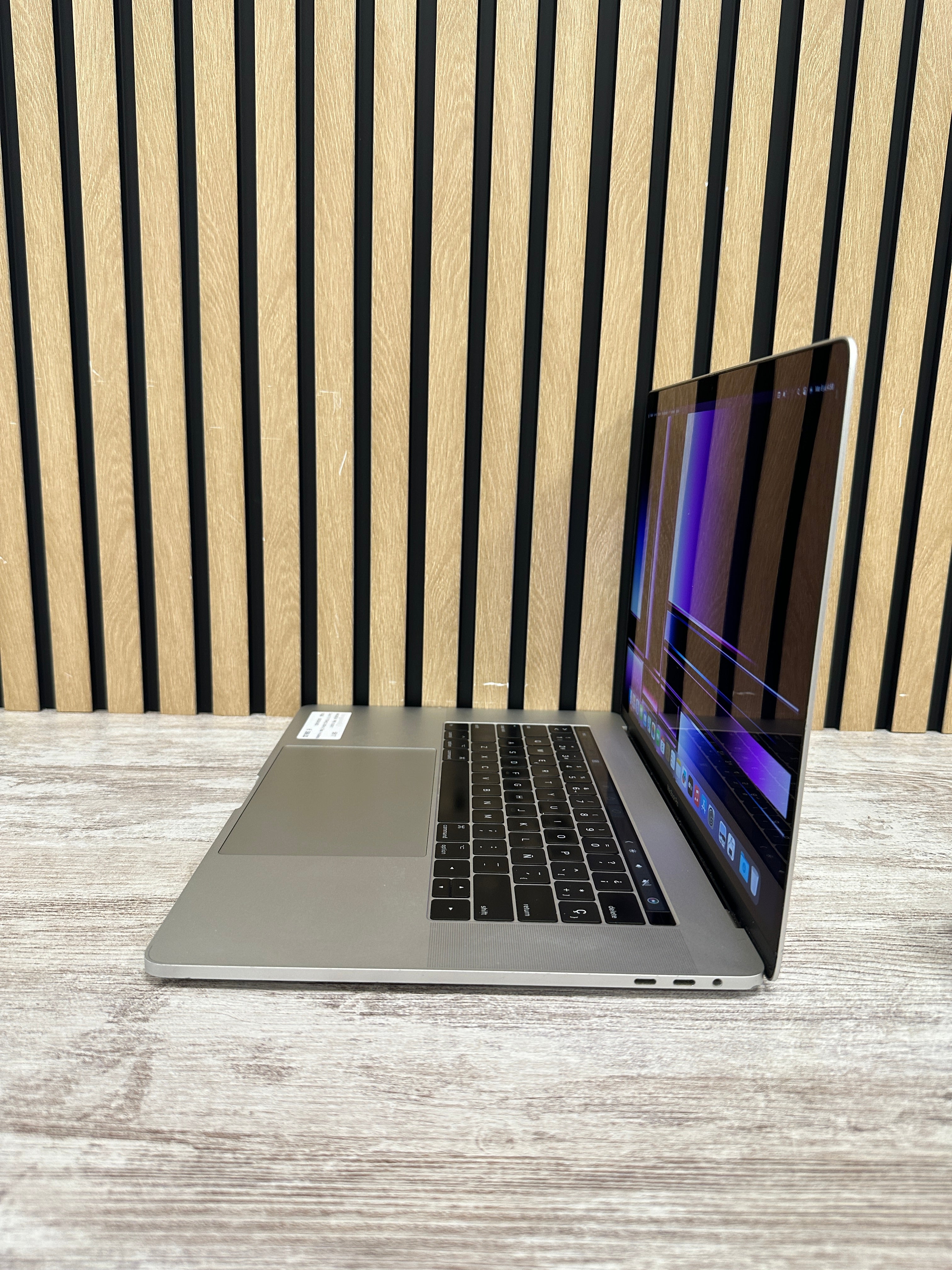 MacBook Pro 15" 2017 i7 16gb 500gb SSD