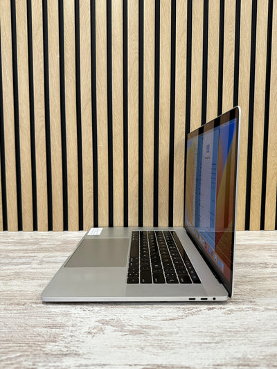 MacBook Pro 15" 2017 i7 16gb 500gb SSD