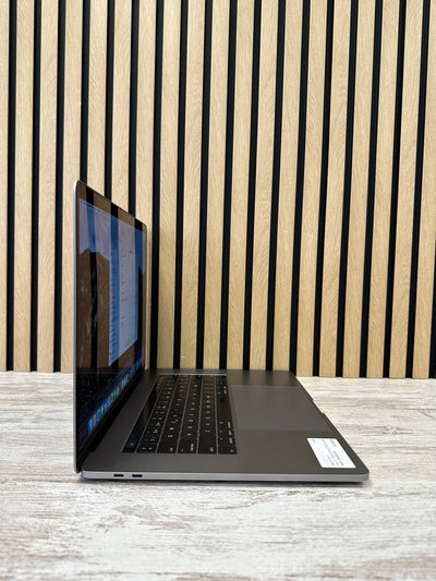 MacBook Pro 15" 2017 i7 16gb 256gb SSD