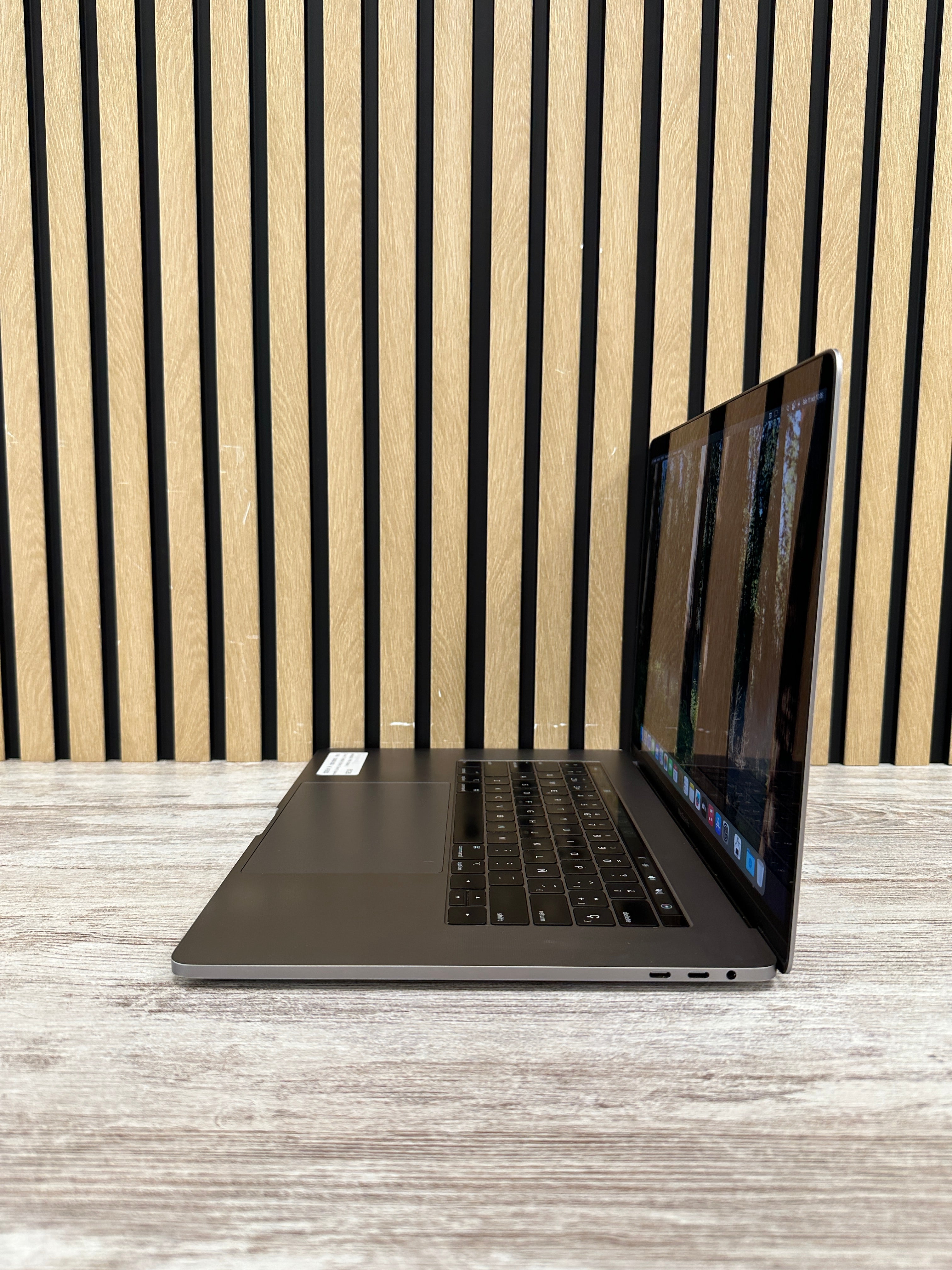 MacBook Pro 15" 2018 i7 16gb 500gb SSD