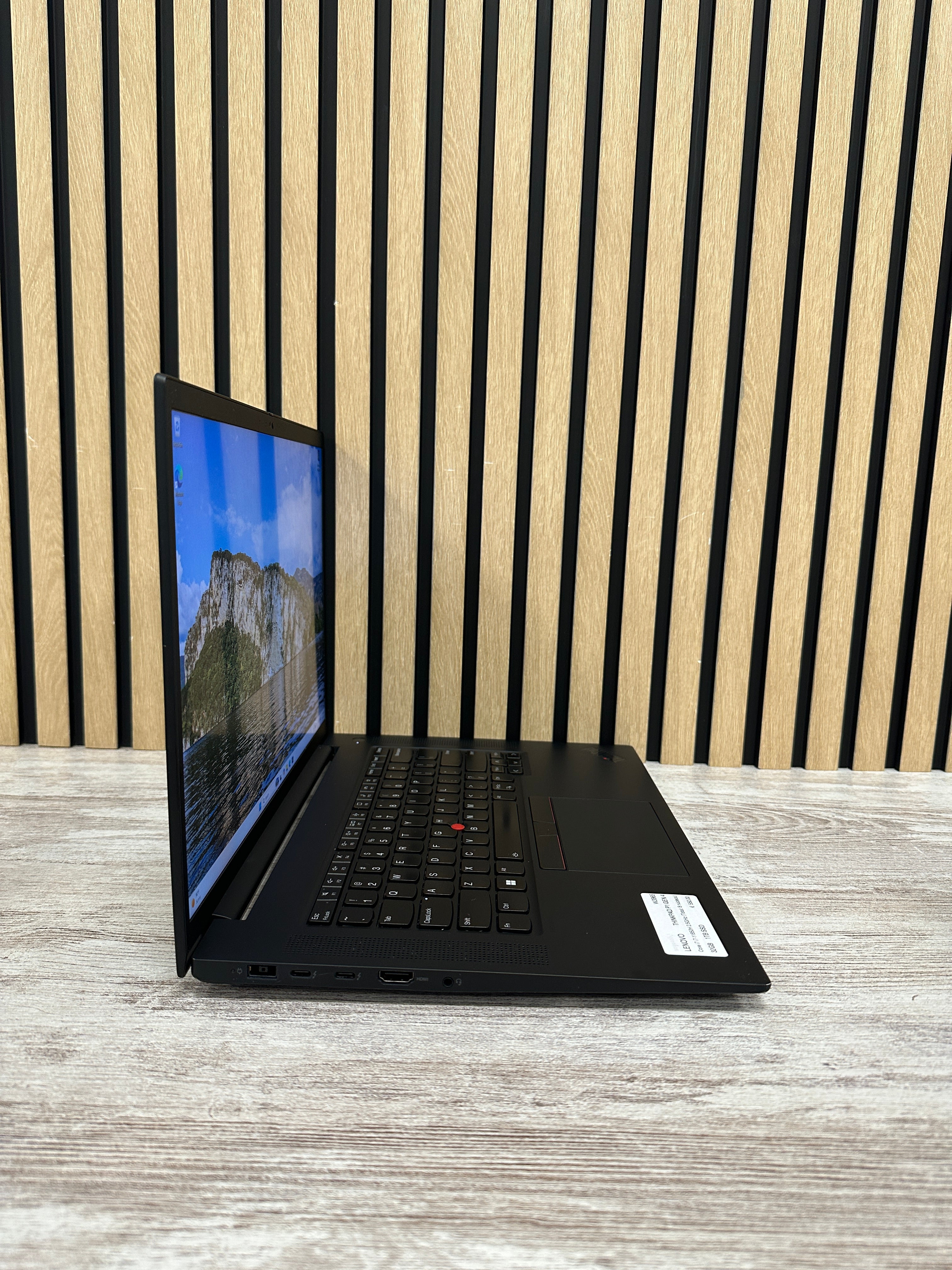 LENOVO THINKPAD P1 GEN 4 i7 32GB 1TB SSD 16"