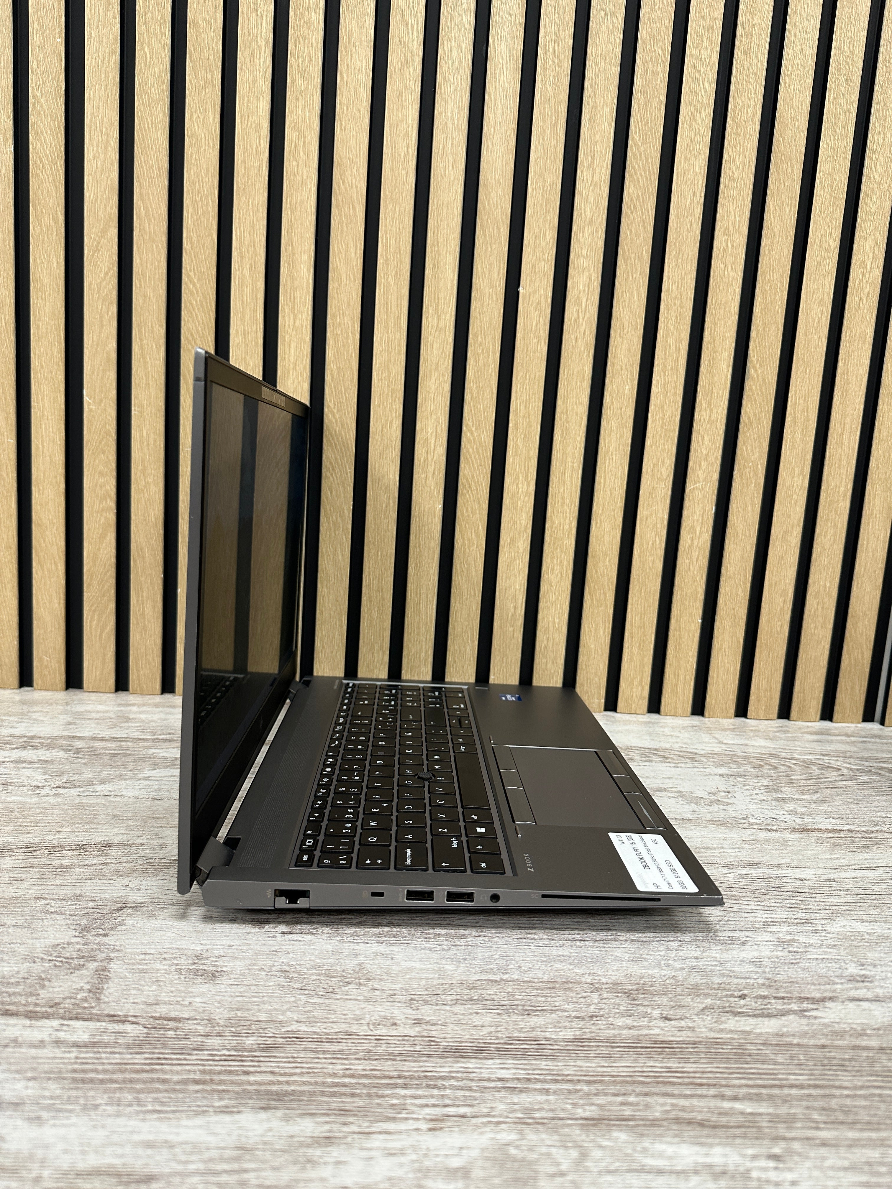 HP ZBOOK FURY 15 (G8) Core i7 i7-11850H 2.5GHz (Total: 8 núcleos) 32GB 512GB SSD 15.6"