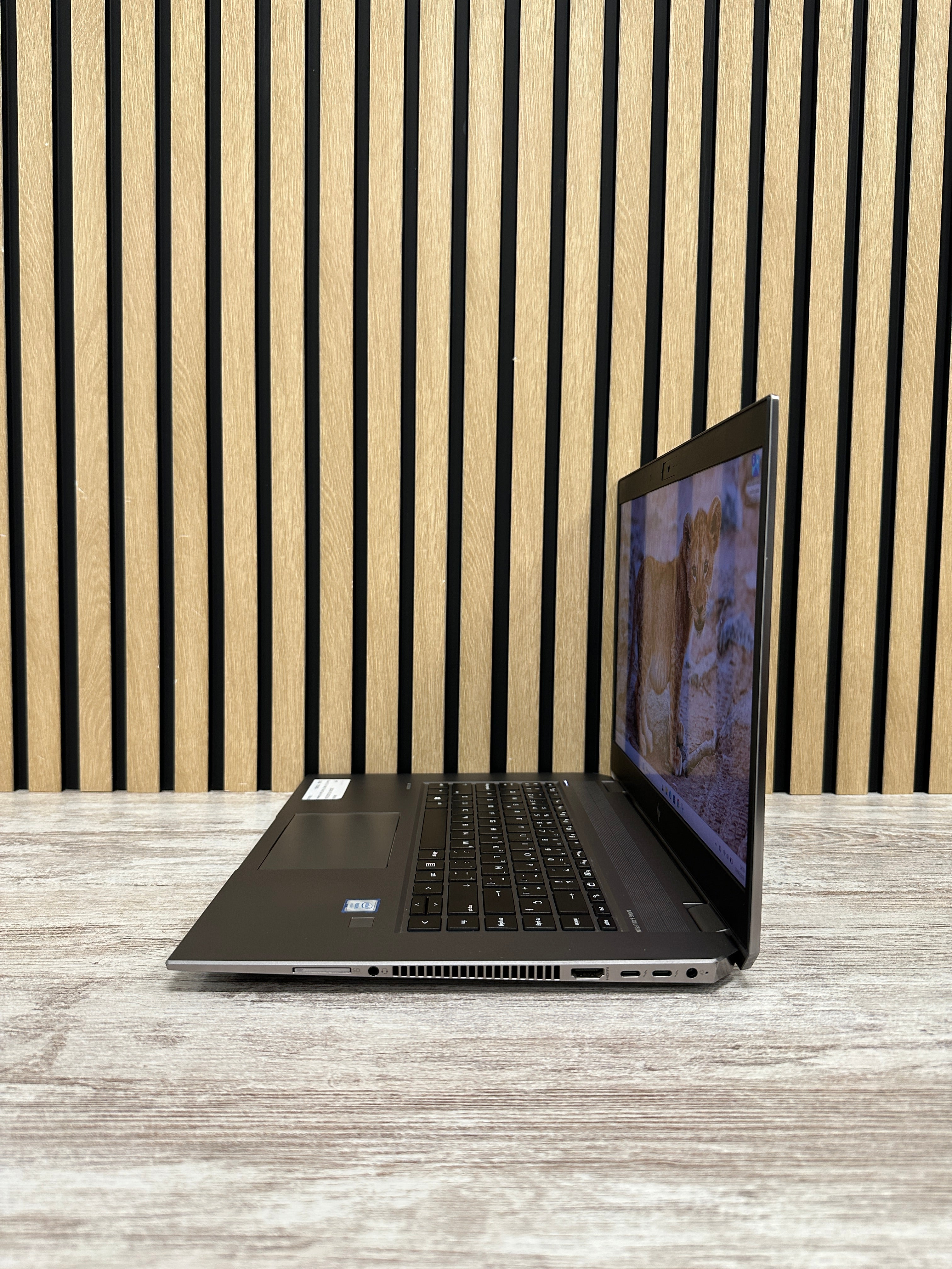 HP ZBOOK STUDIO (G5) Xeon E E-2176M 2.7GHz (Total: 6 núcleos) 32GB 1TB SSD 15.6"