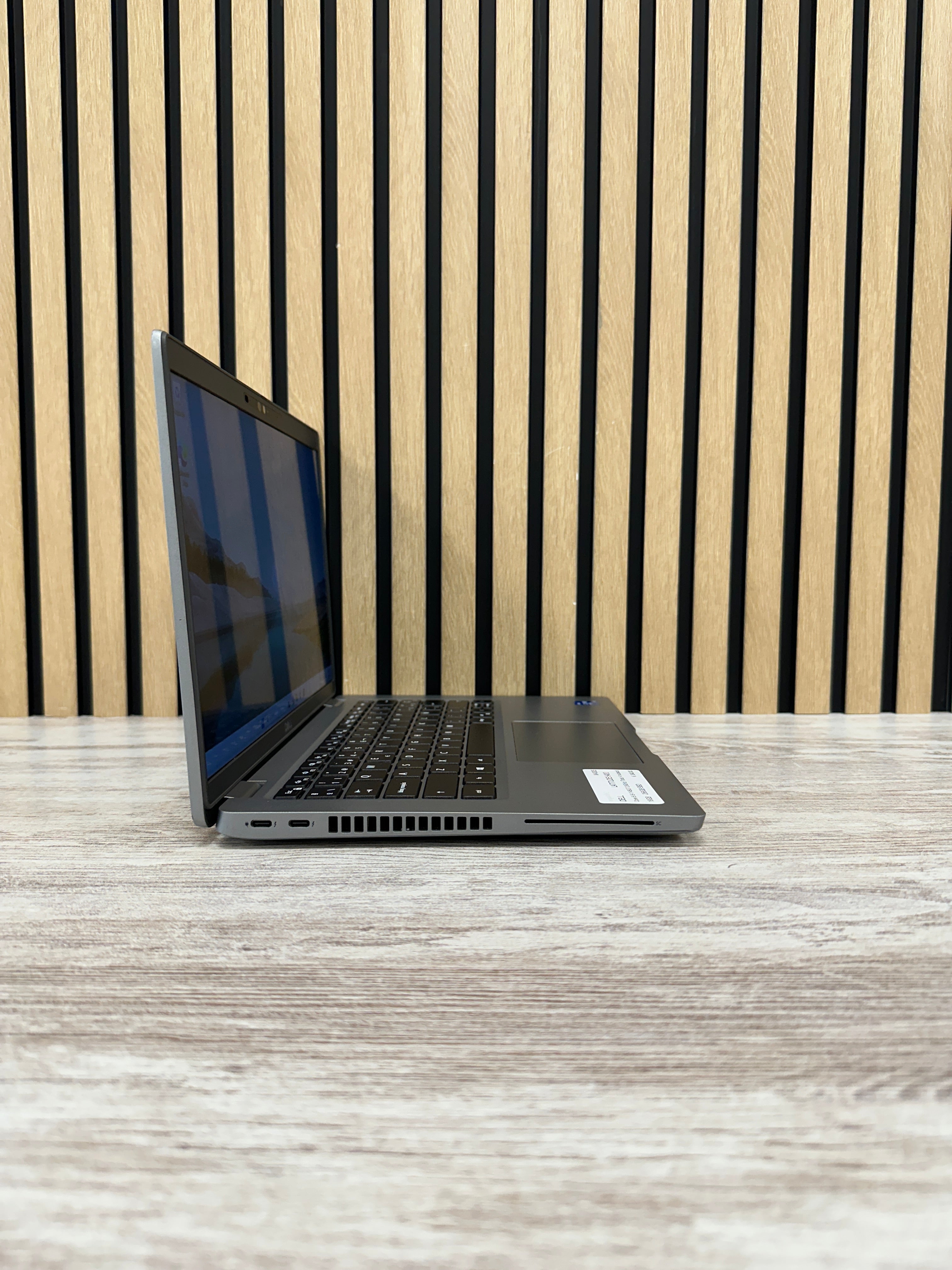DELL LATITUDE 5420 Core i5 i5-1145G7 2.6GHz (Total: 4 núcleos) 16GB 256GB SSD 14"